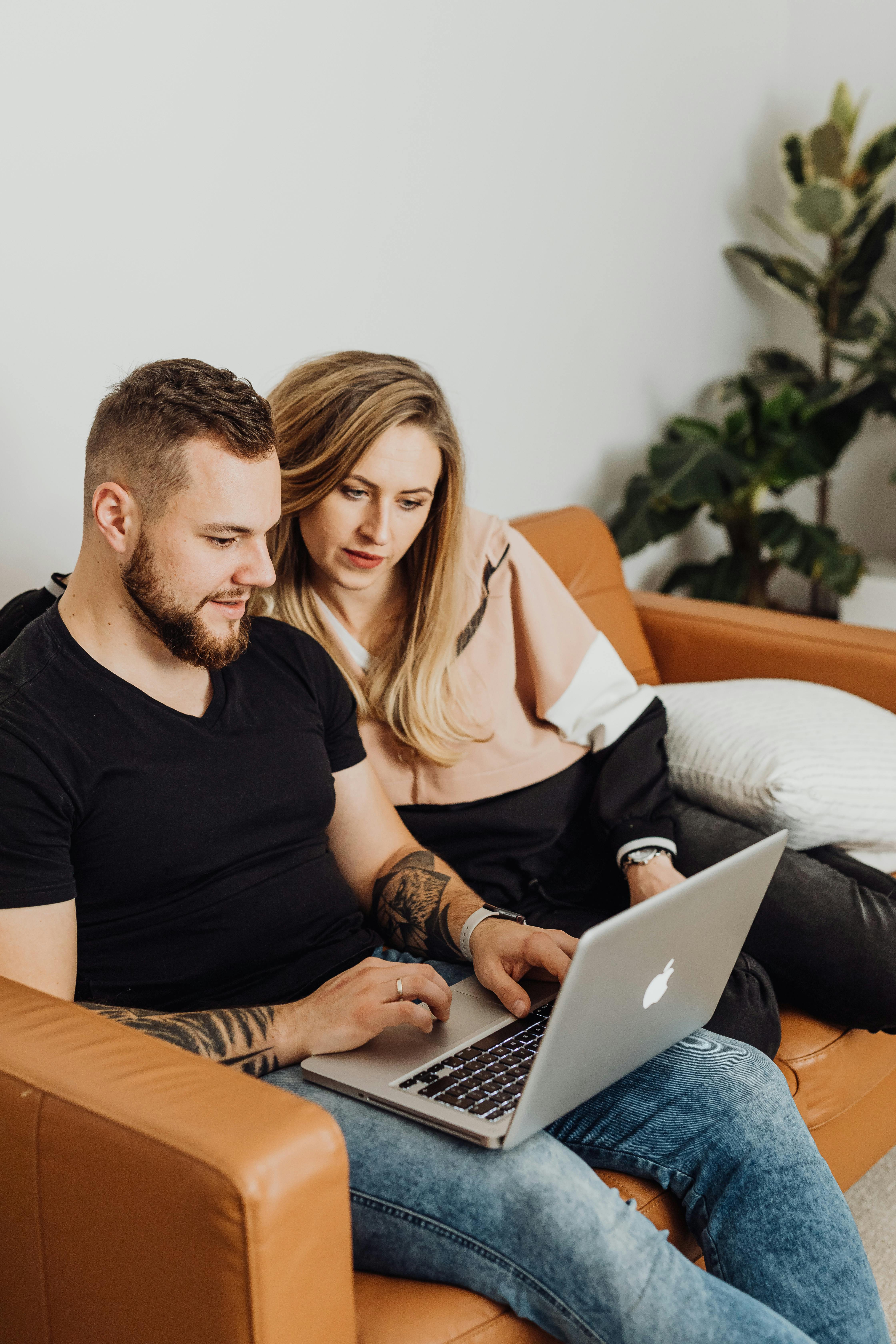 Ein Paar, das sich etwas auf einem Laptop ansieht | Quelle: Pexels