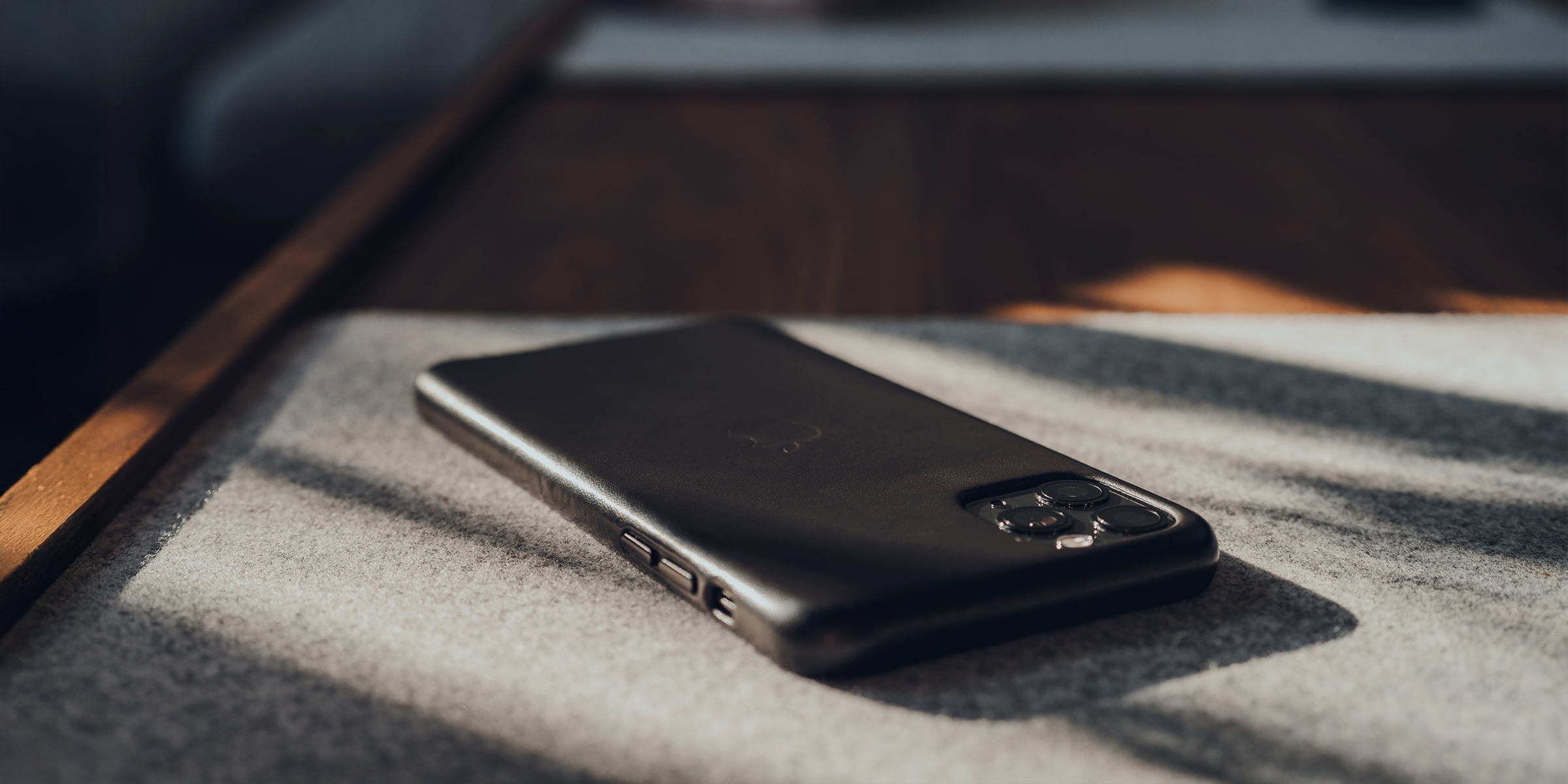 Telefon auf dem Tisch | Quelle: Shutterstock
