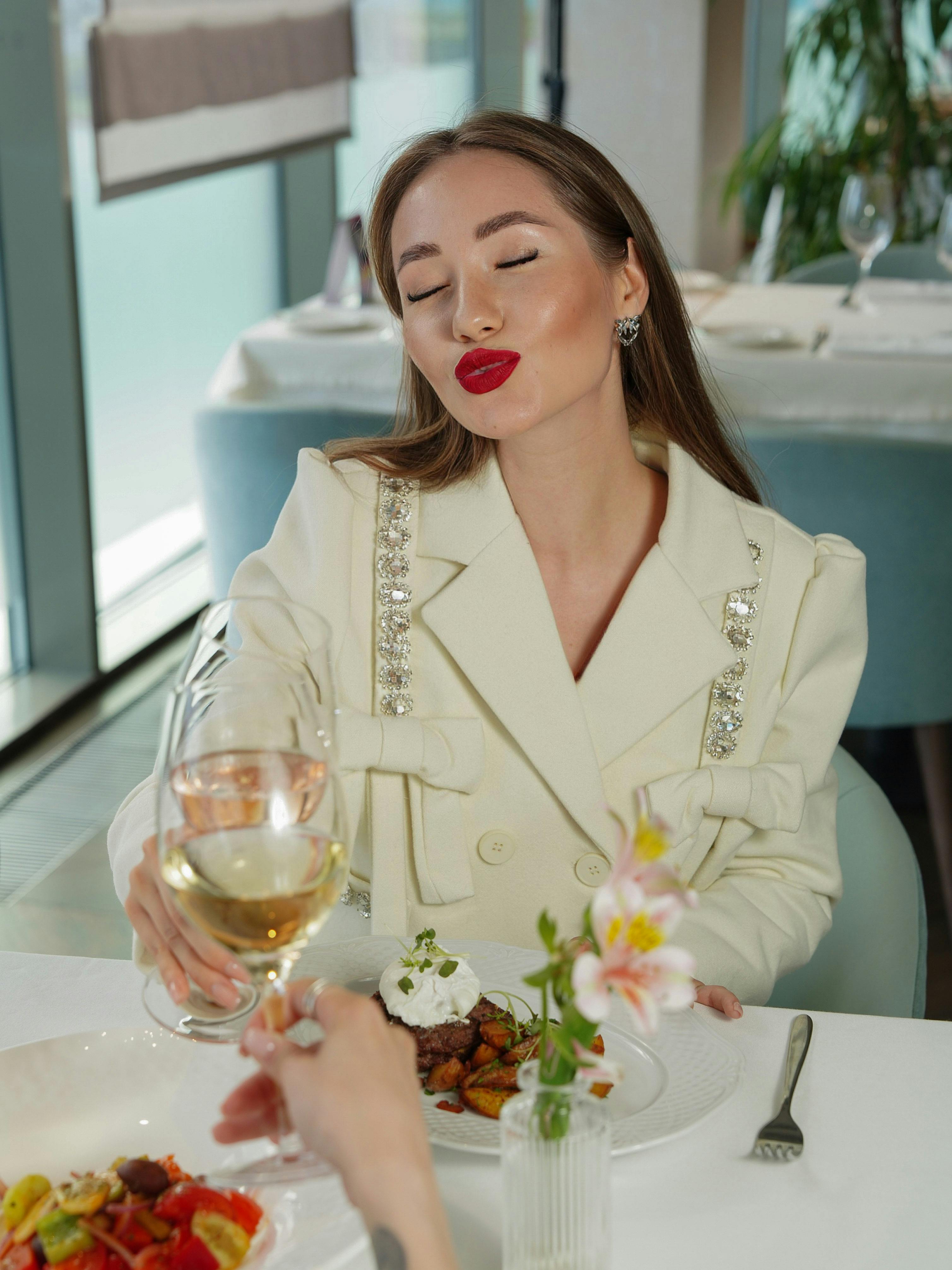 Eine gut gekleidete Frau beim Essen in einem Restaurant | Quelle: Pexels