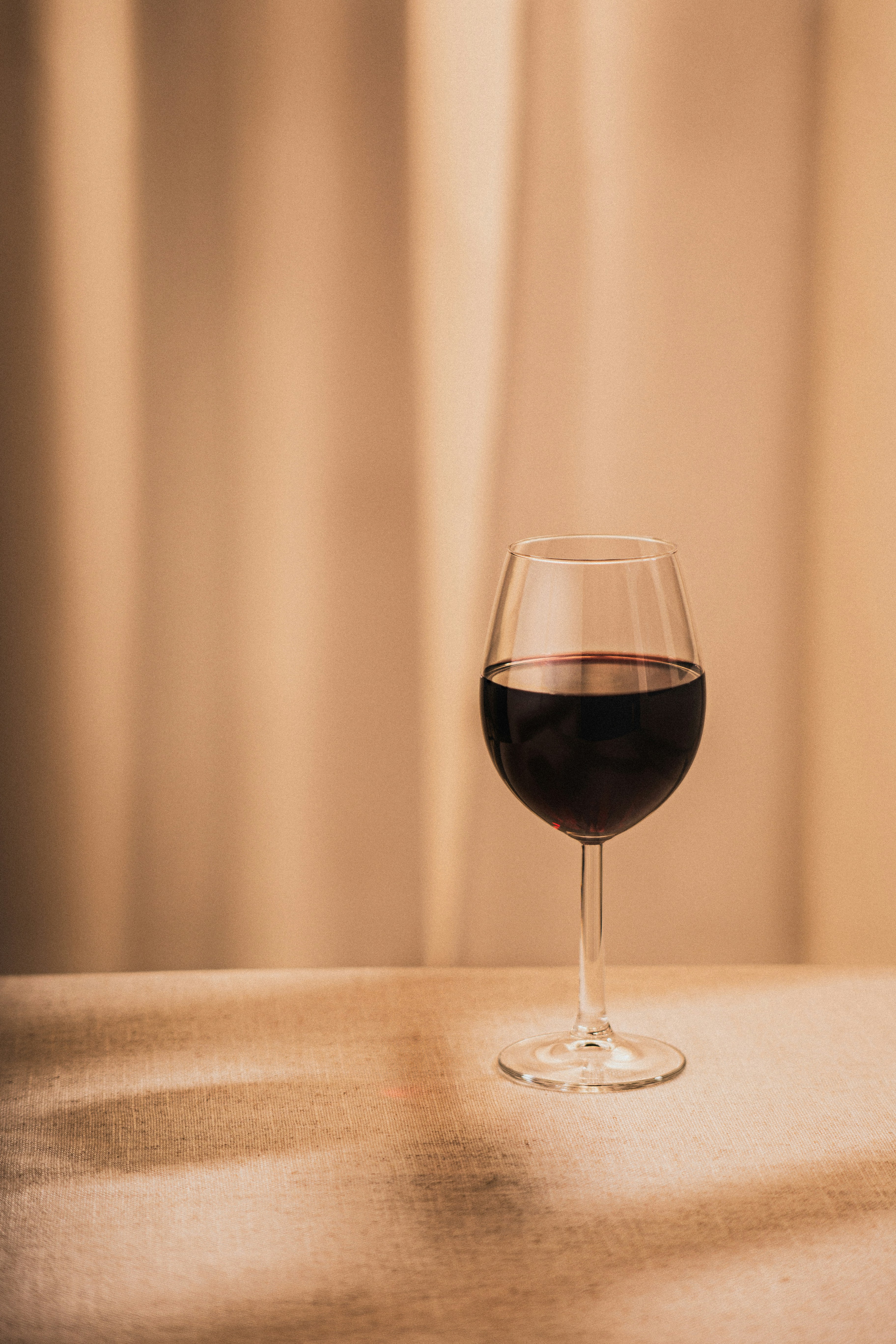 Ein Glas Wein auf einem Tisch | Quelle: Unsplash