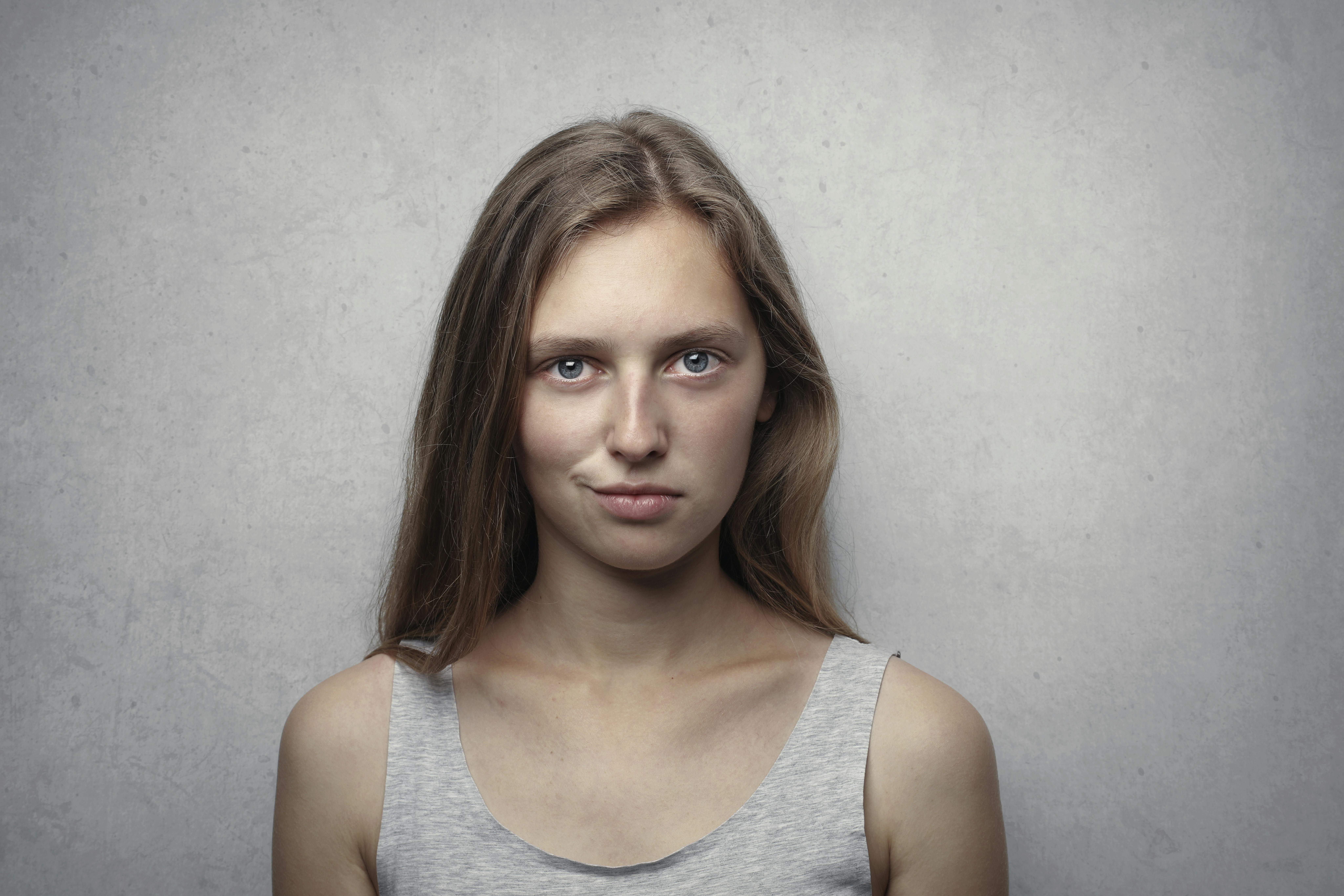 Eine Nahaufnahme einer selbstgefälligen Frau | Quelle: Pexels