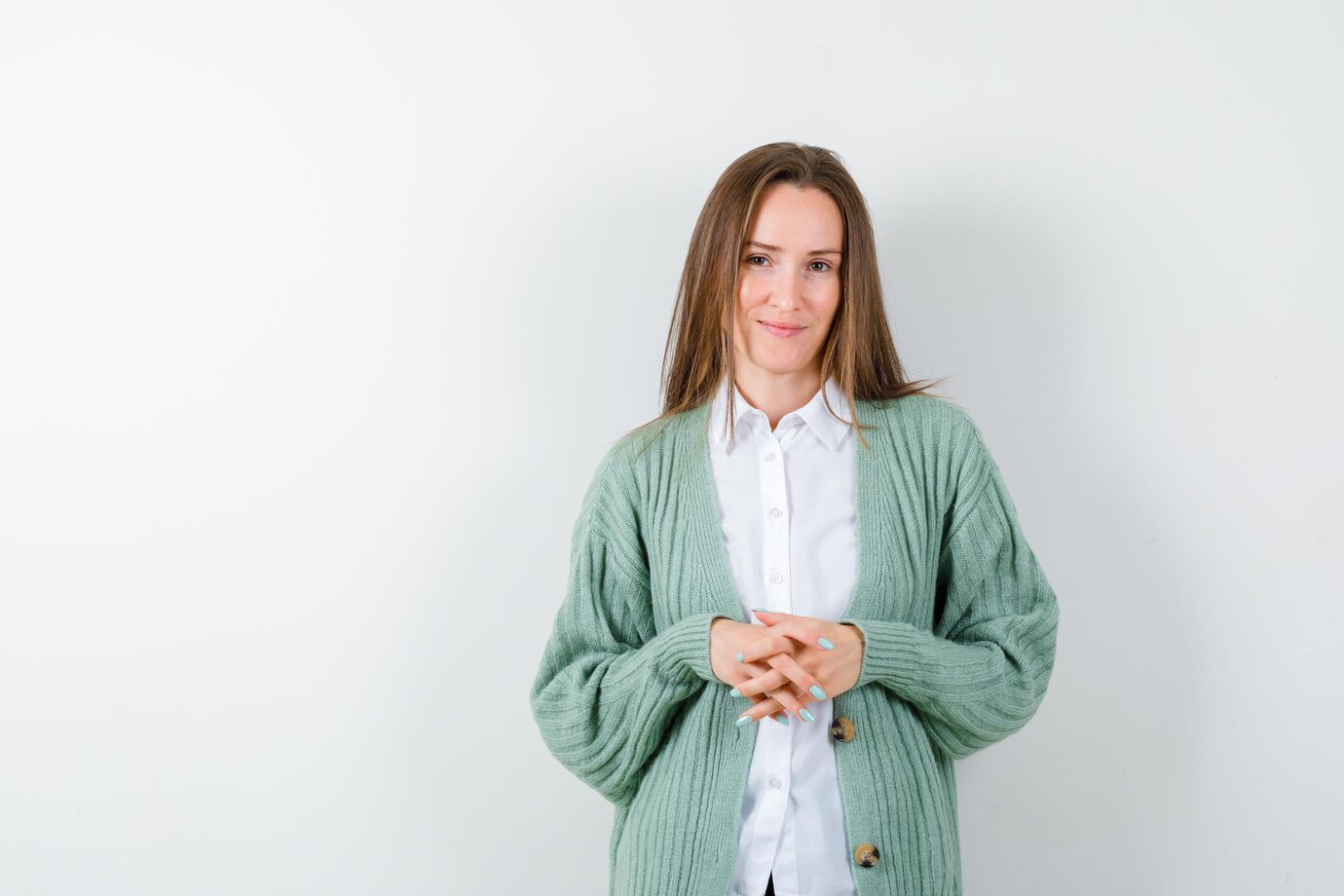 Eine höflich lächelnde Frau | Quelle: Freepik