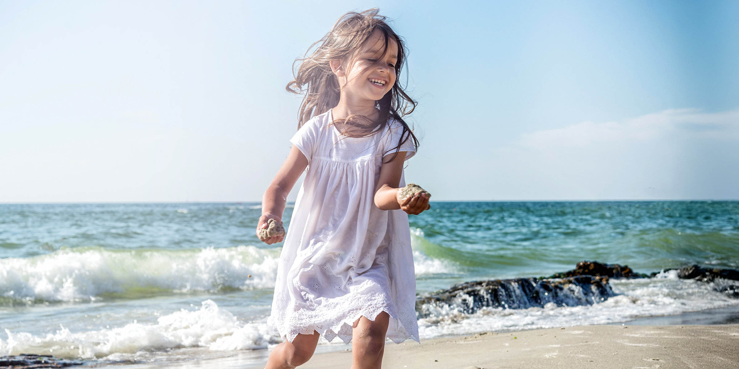 Ein kleines Mädchen am Strand | Quelle: Shutterstock