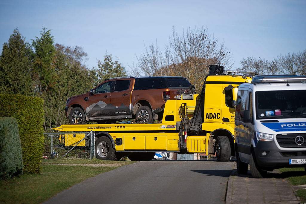 06. November 2025, Mecklenburg-Vorpommern, Güstrow: Ein Abschleppwagen transportiert ein Geländewagen im Rahmen einer Hausdurchsuchung in Reimershagen. | Quelle: Getty Images