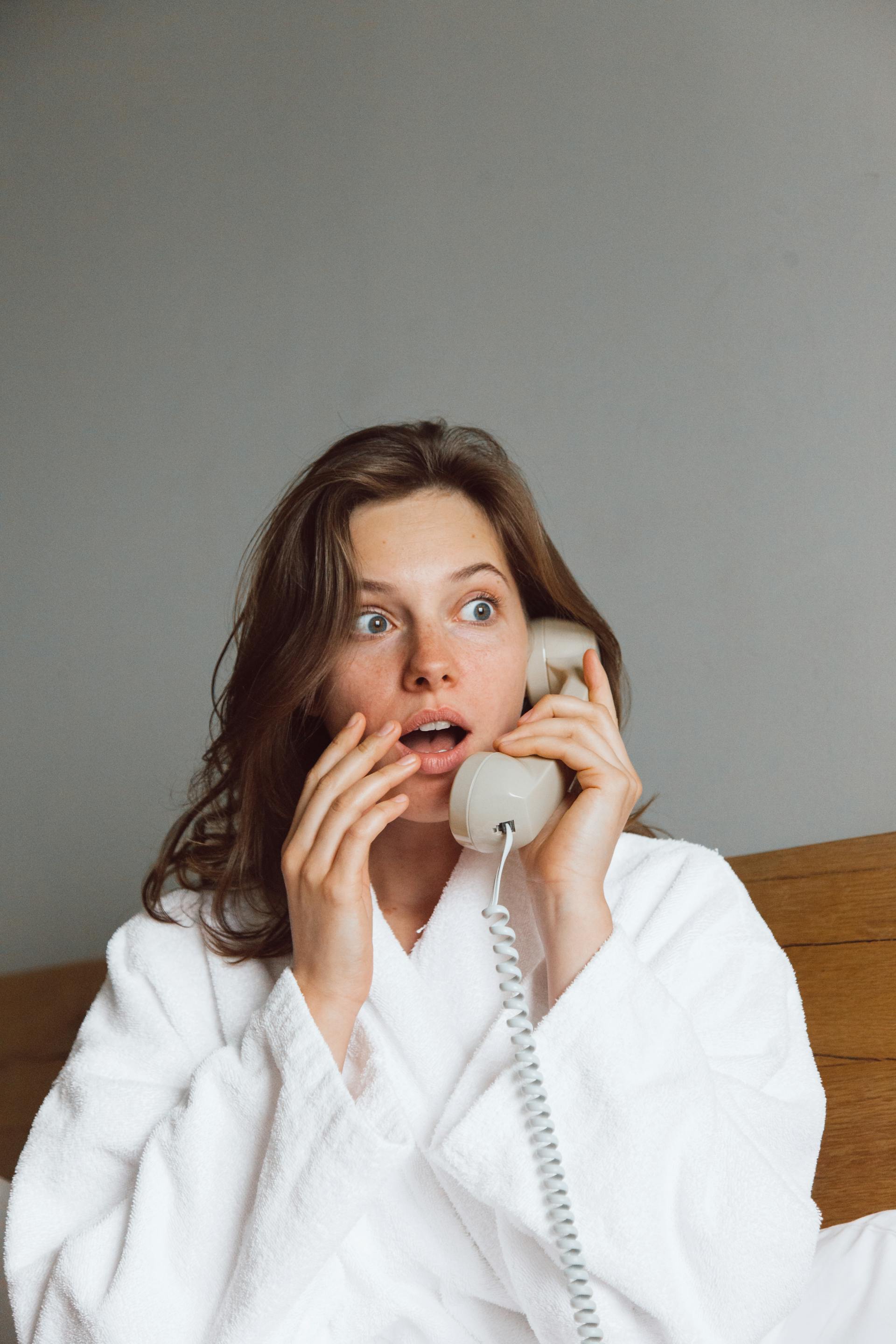 Eine geschockte Frau beim Telefonieren | Quelle: Pexels