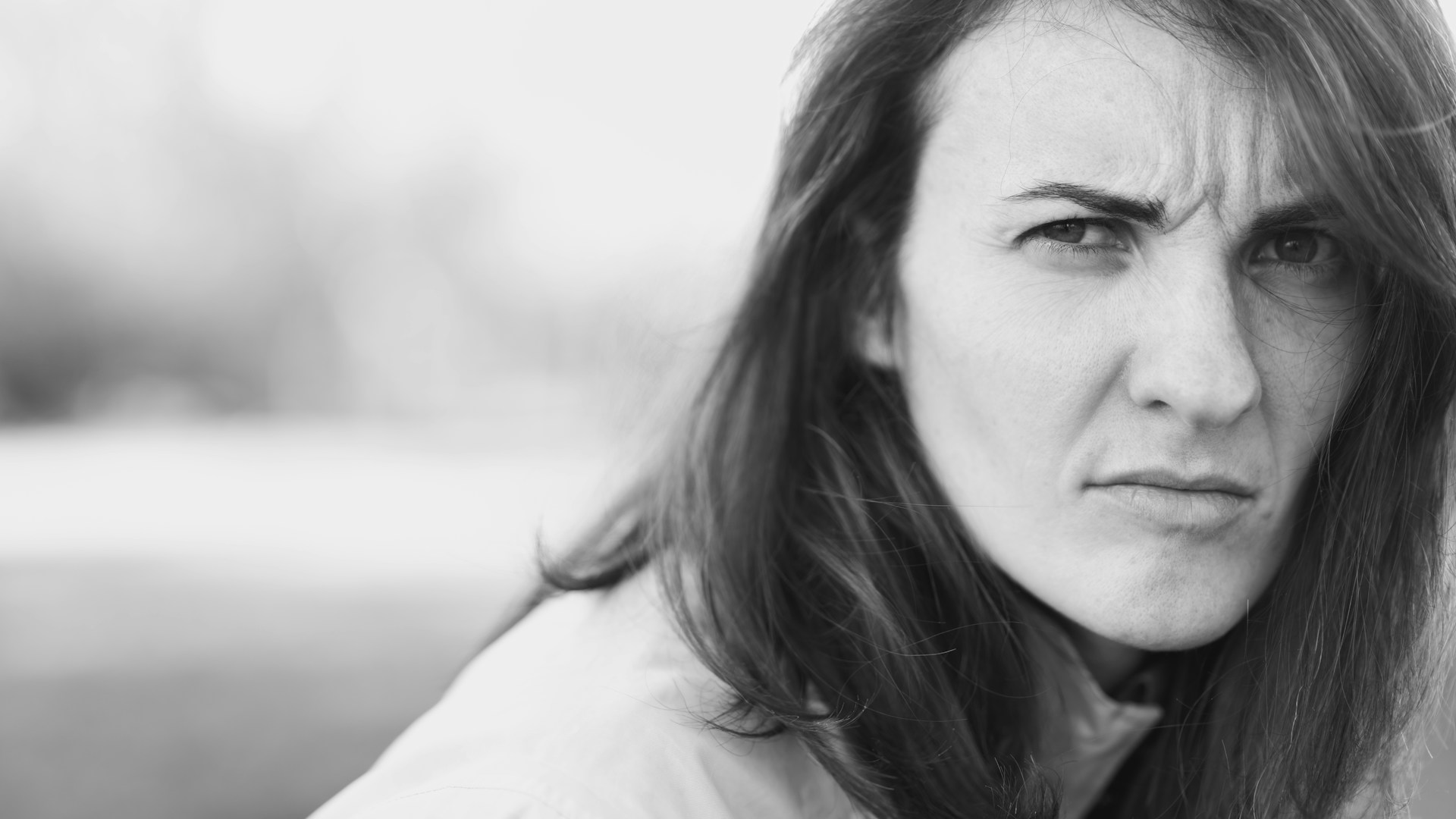 Eine Frau, die jemandem die Stirn runzelt | Quelle: Unsplash