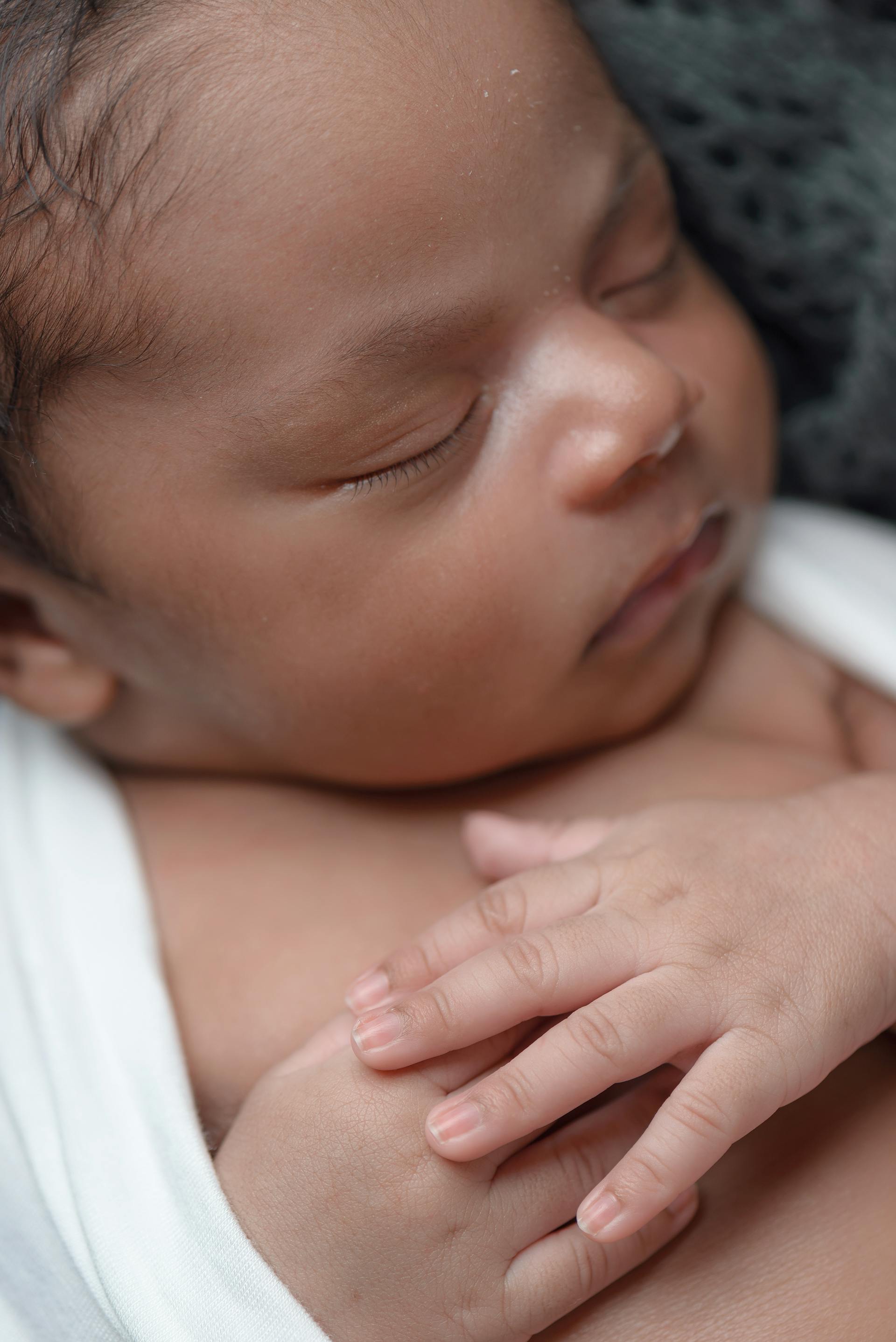 Ein neugeborenes Baby schläft | Quelle: Pexels