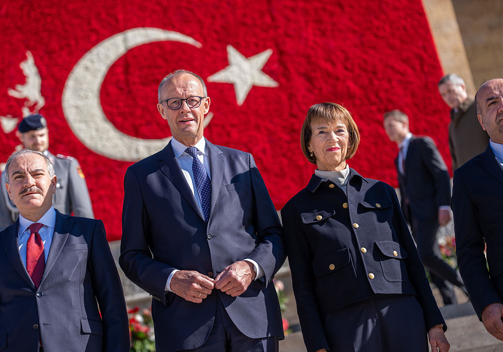 30. Oktober 2025, Türkei, Ankara: Bundeskanzler Friedrich Merz (CDU) nimmt zusammen mit seiner Frau Charlotte an der Kranzniederlegung am Atatürk-Mausoleum teil. Merz ist zu seinem Antrittsbesuch in der Türkei und trifft auch Staatschef Erdogan. | Quelle: Getty Images