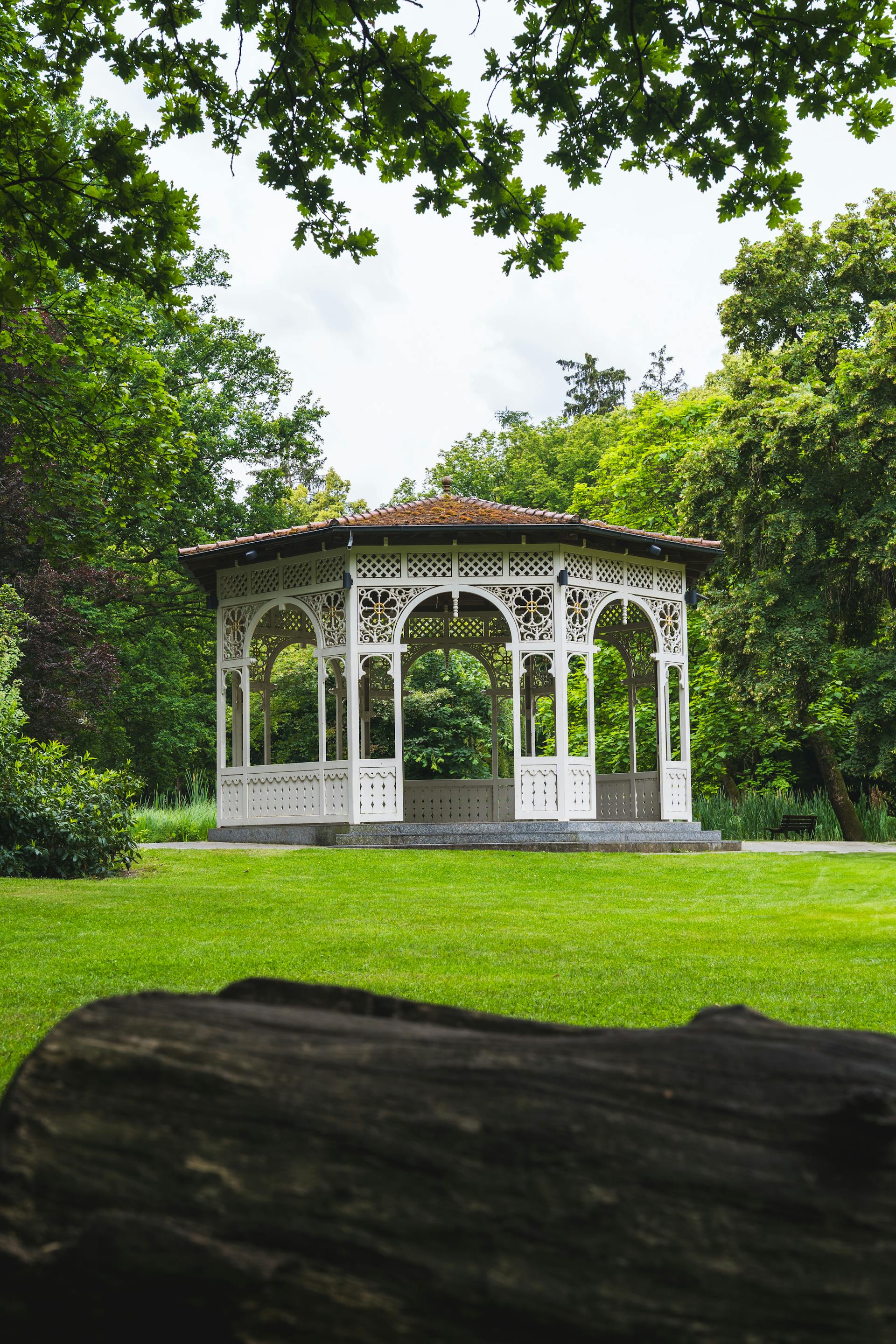 Eine entfernte Aufnahme eines Pavillons in einem Park | Quelle: Pexels