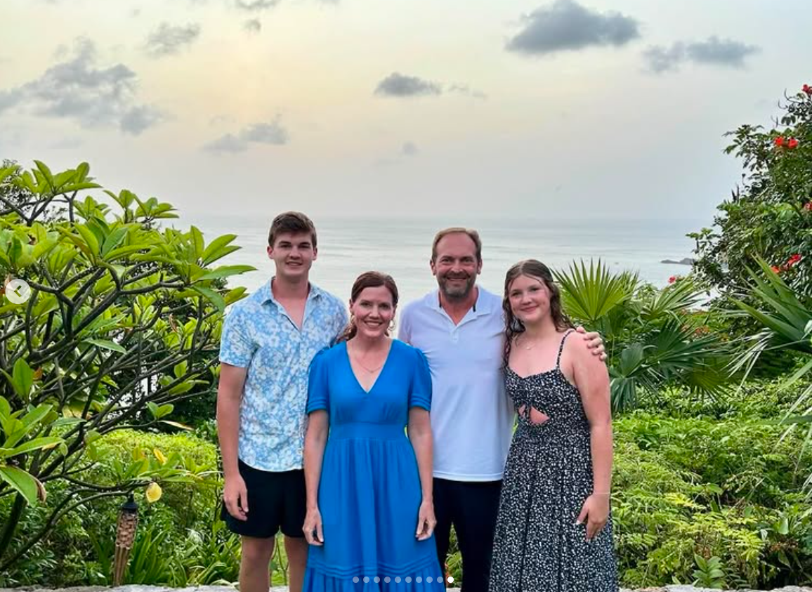 Die Familie Herridge – Grant, sein Vater Brad, seine Mutter Mary und seine Schwester, vom 5. August 2024 | Quelle: Instagram/grantherridge