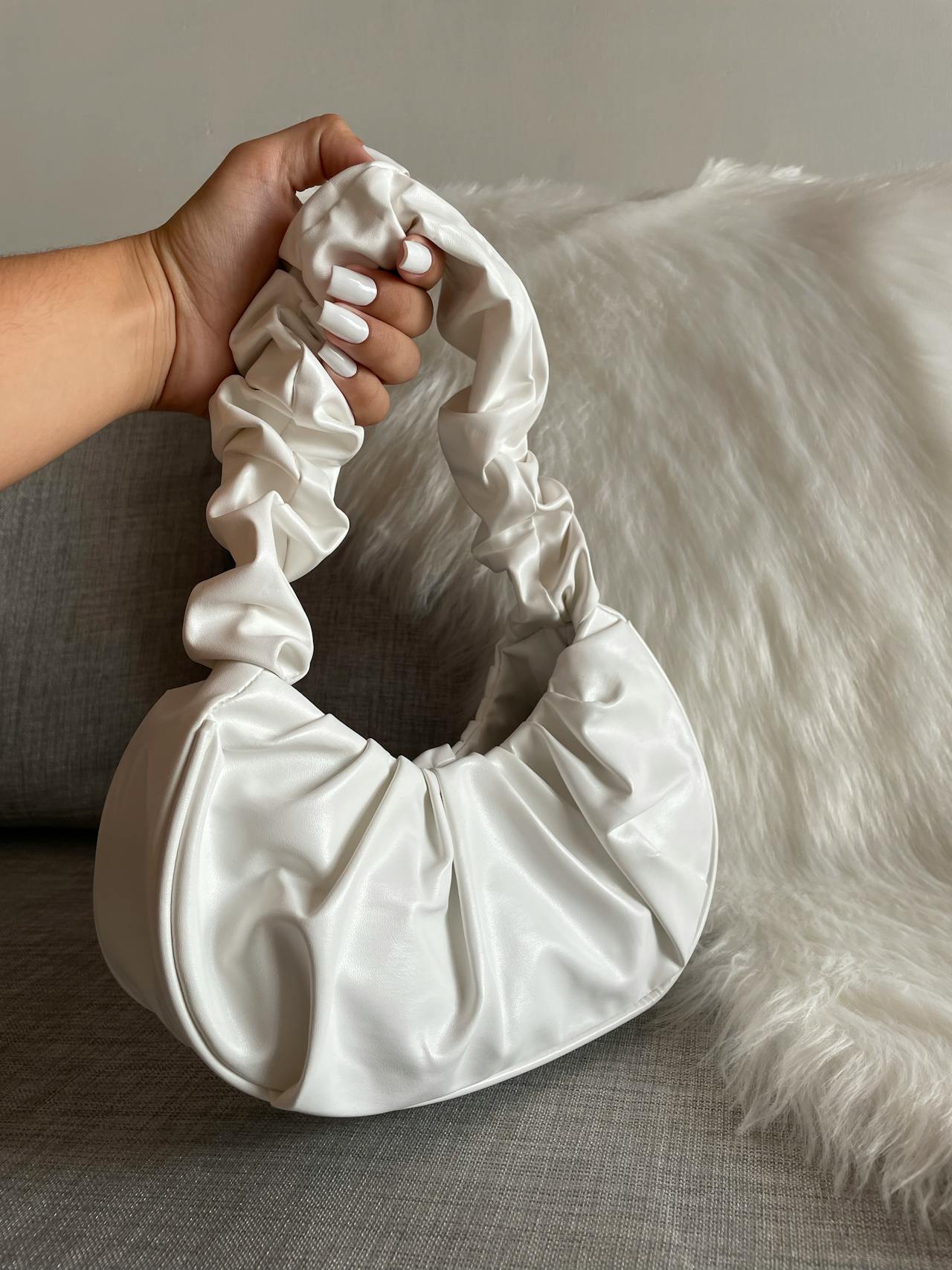 Eine Frau hält ihre Handtasche | Quelle: Pexels