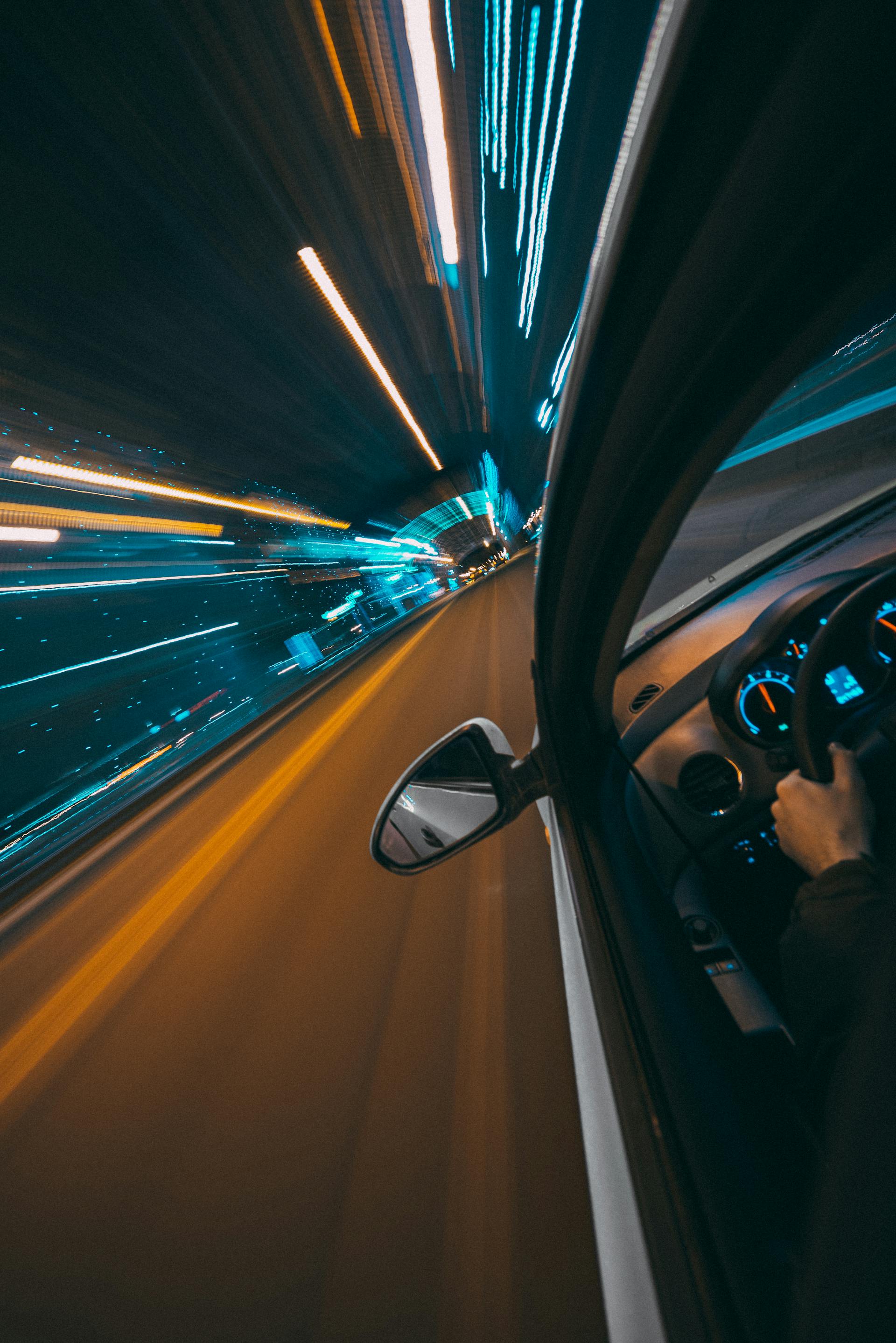 Eine Nahaufnahme eines schnell fahrenden Autos auf der Straße | Quelle: Pexels