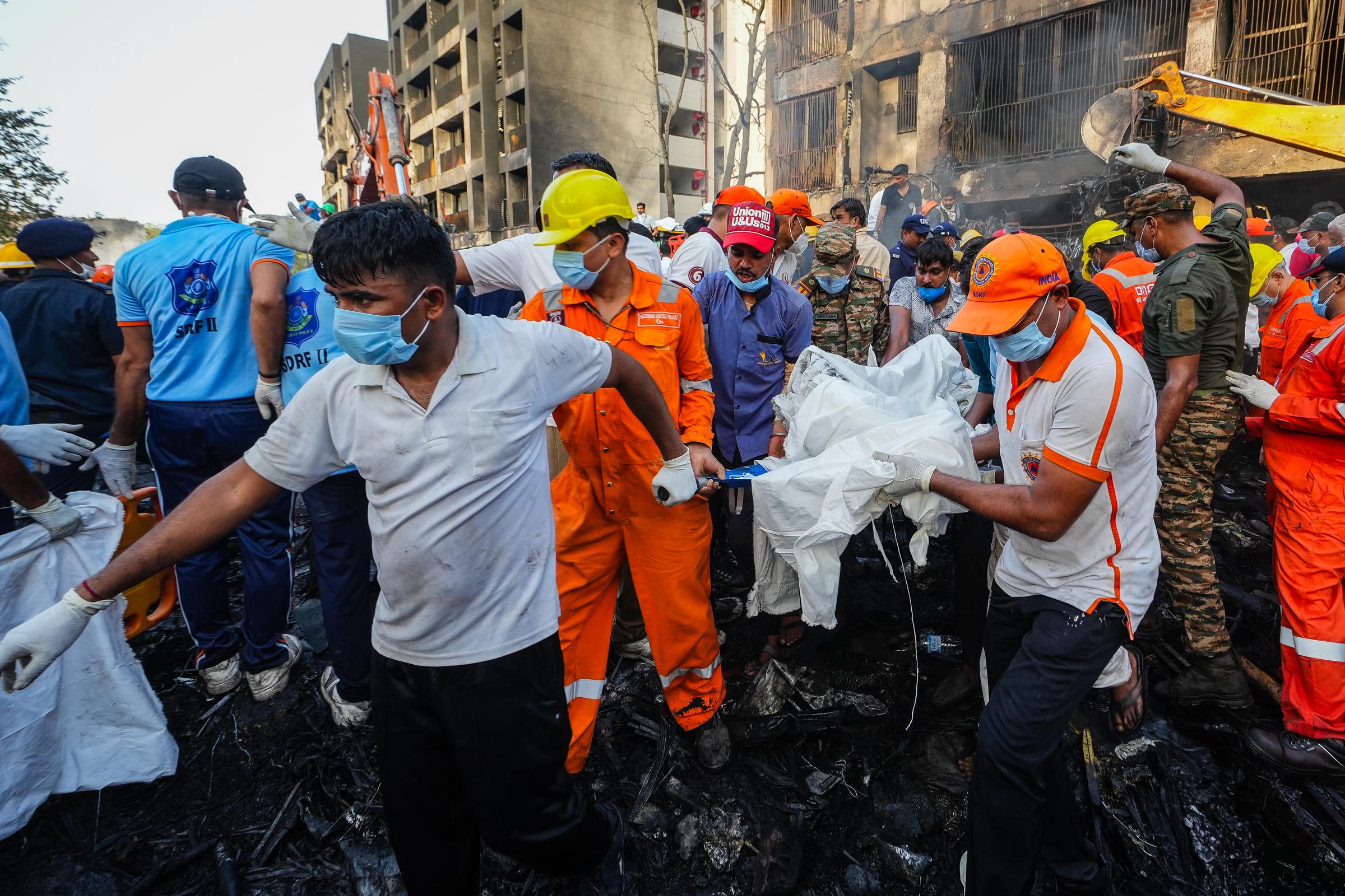 Rettungskräfte führen Bergungsarbeiten an der Absturzstelle der Air India in Ahmedabad durch, am 12. Juni 2025 | Quelle: Getty Images