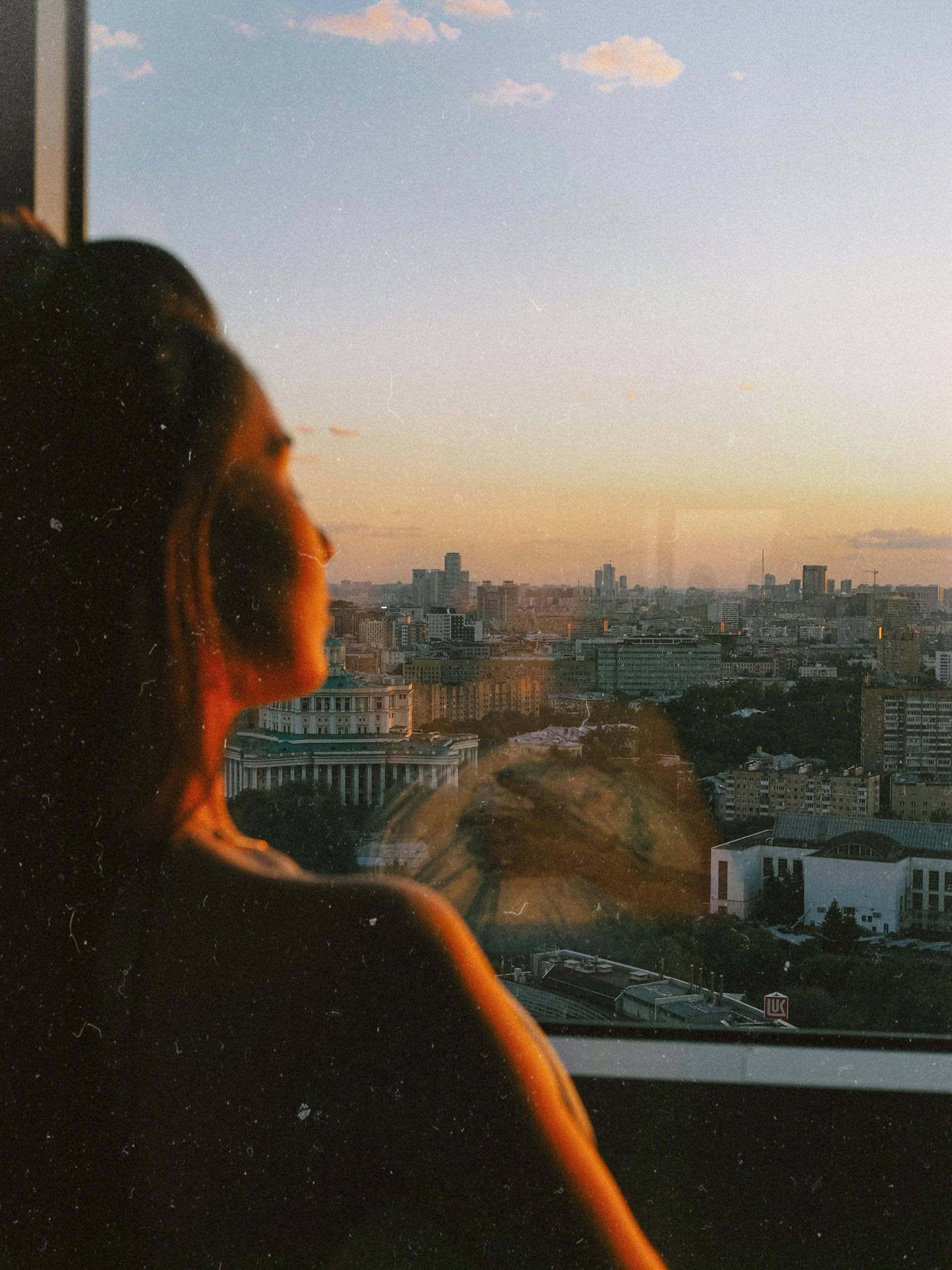 Eine Frau schaut aus dem Fenster | Quelle: Pexels