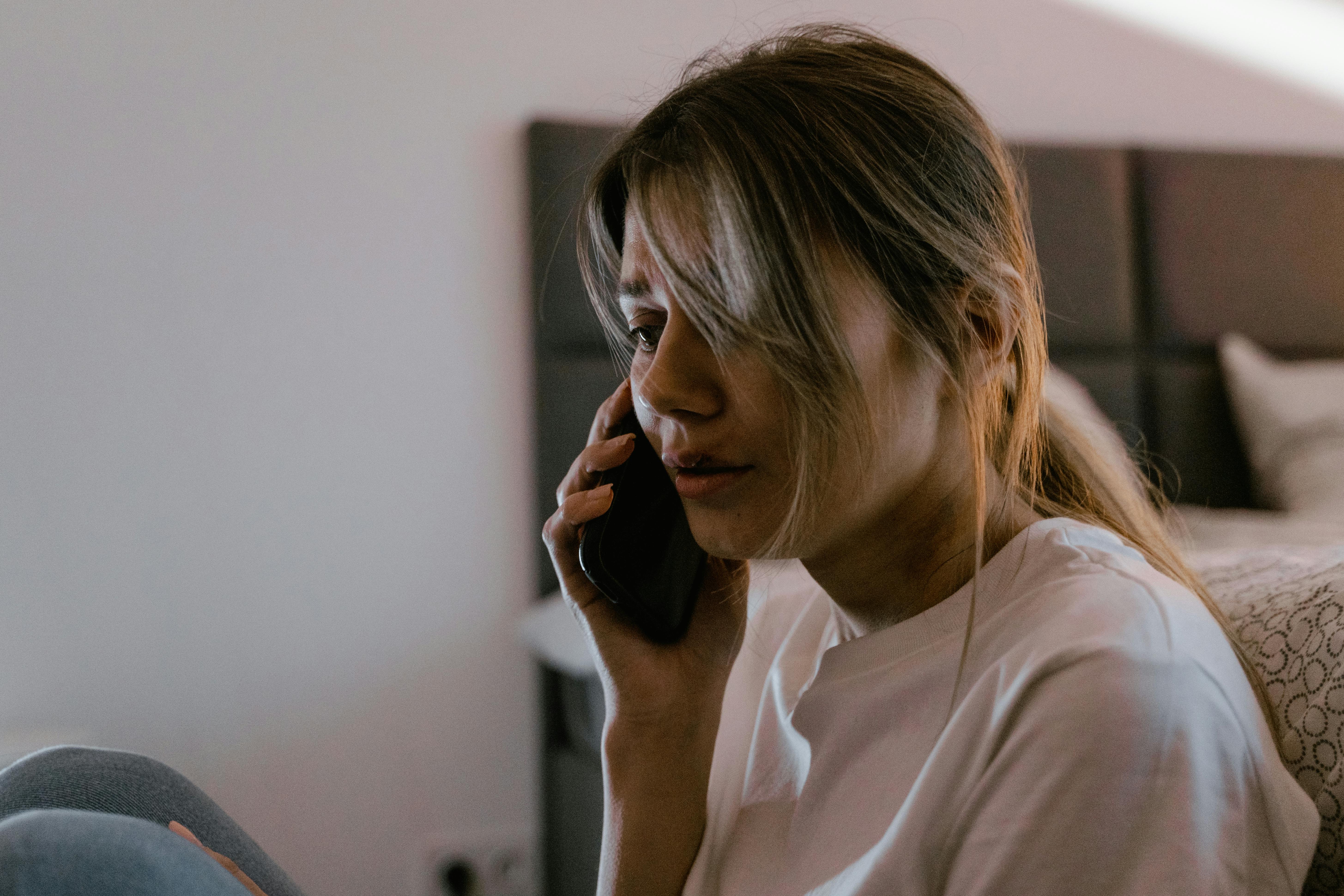 Verärgerte Frau beim Telefonieren | Quelle: Pexels