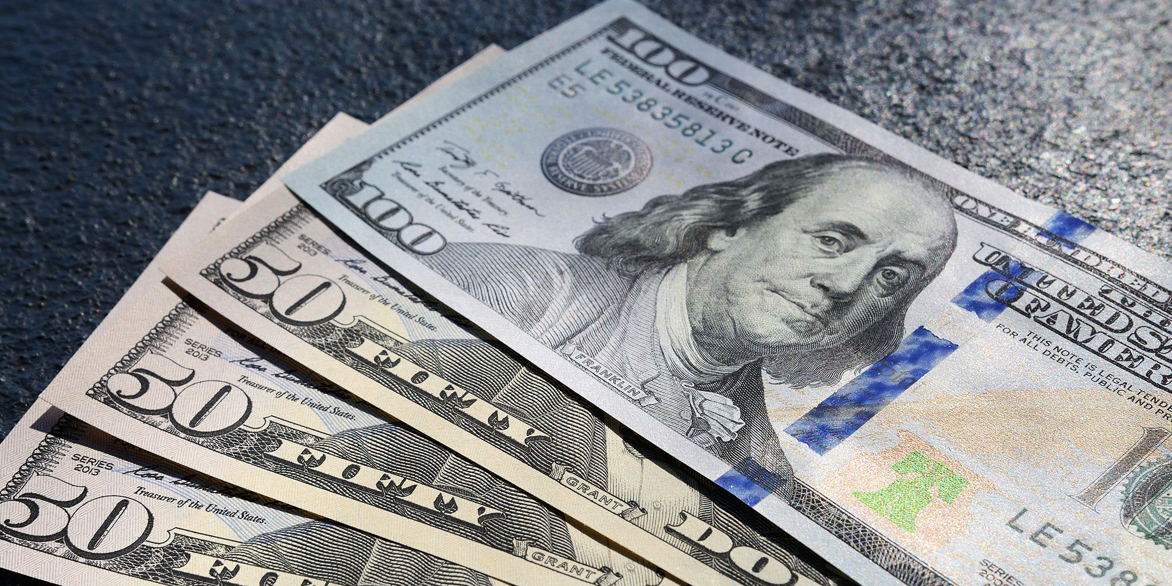 Dollarscheine auf einer Fläche | Quelle: Freepik
