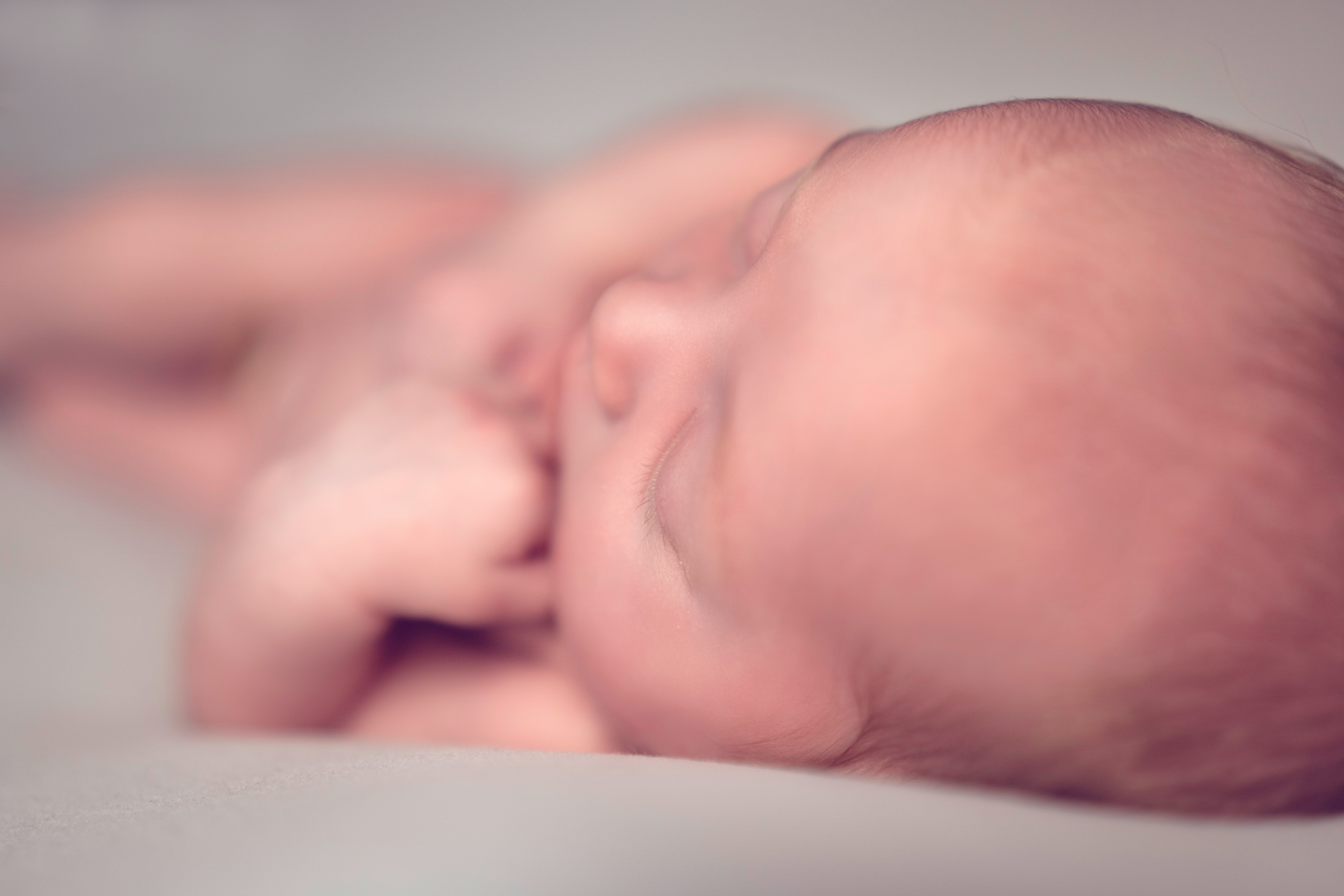 Ein verschwommenes Bild eines neugeborenen Babys | Quelle: Unsplash