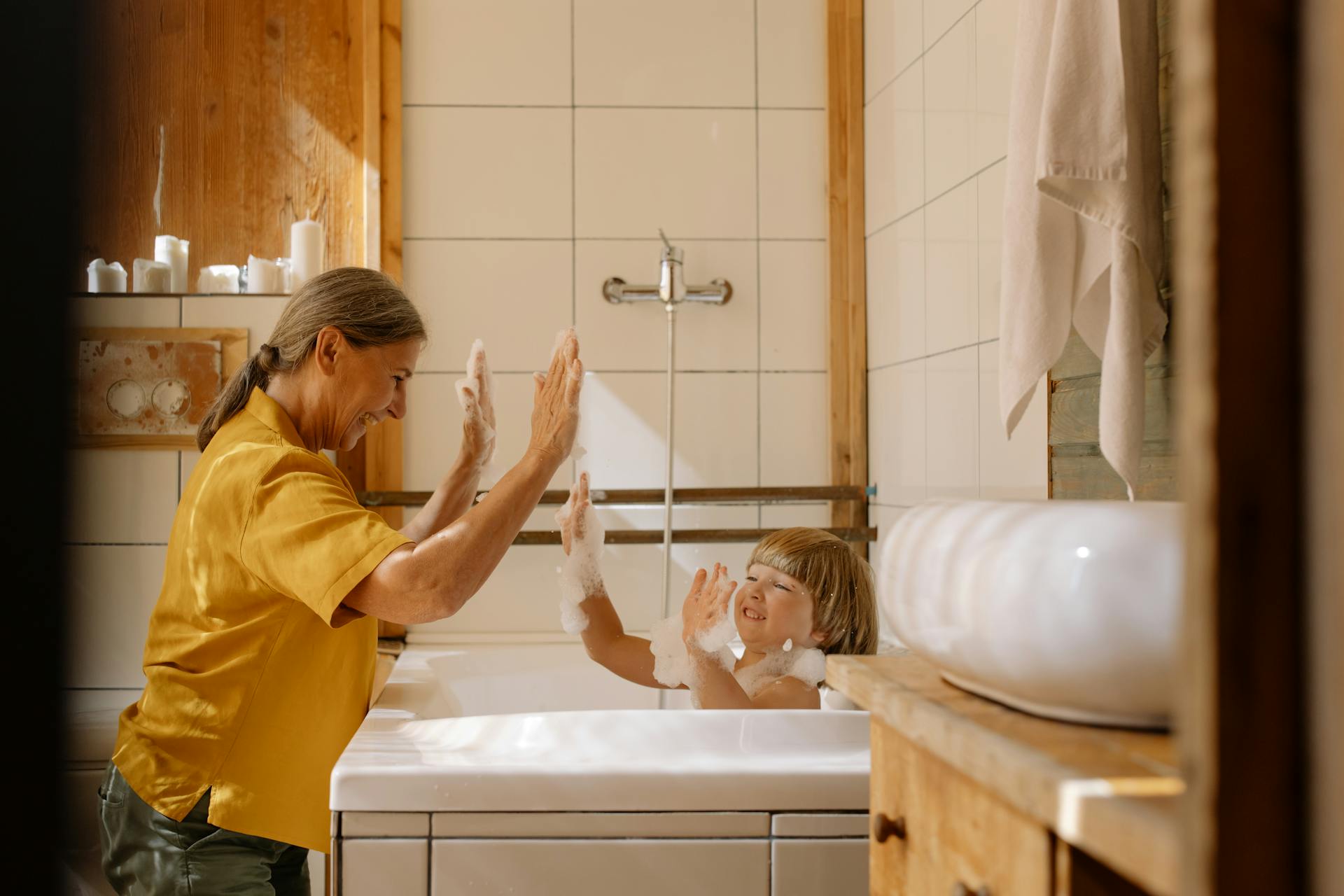 Eine Großmutter hilft ihrem Enkel beim Baden | Quelle: Pexels