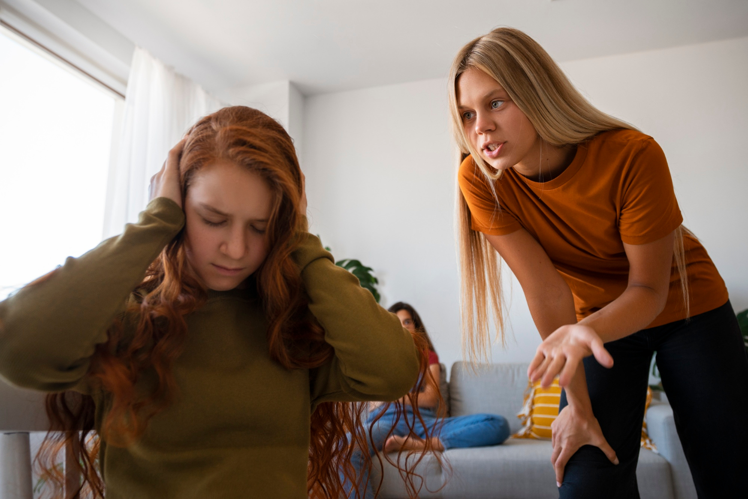 Ein Mädchen kritisiert ein anderes junges Mädchen | Quelle: Freepik