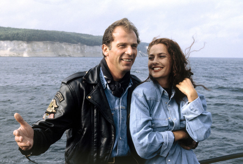 Valentin (WOLFGANG FIEREK) und Hanna (SIMONE THOMALLA). / Überschrift: EIN BAYER AUF RÜGEN / D 1992 | Quelle: Getty Images