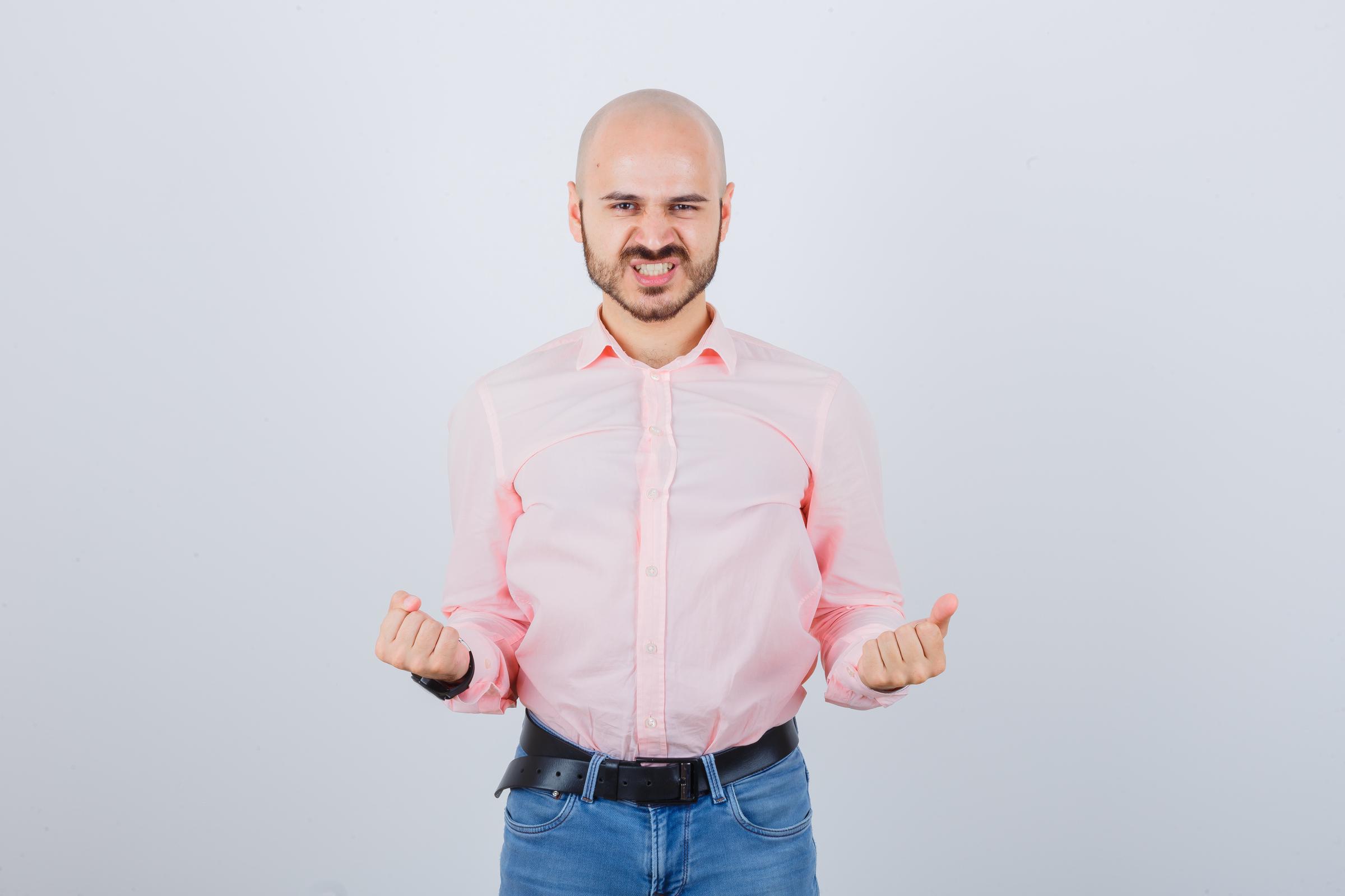 Ein wütender Mann, der reagiert | Quelle: Freepik