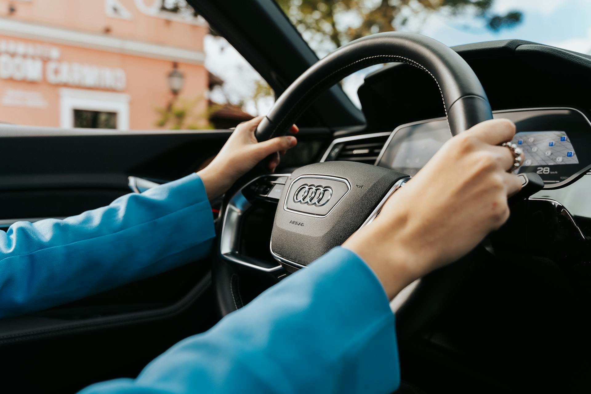 Eine Frau am Steuer eines Autos | Quelle: Pexels