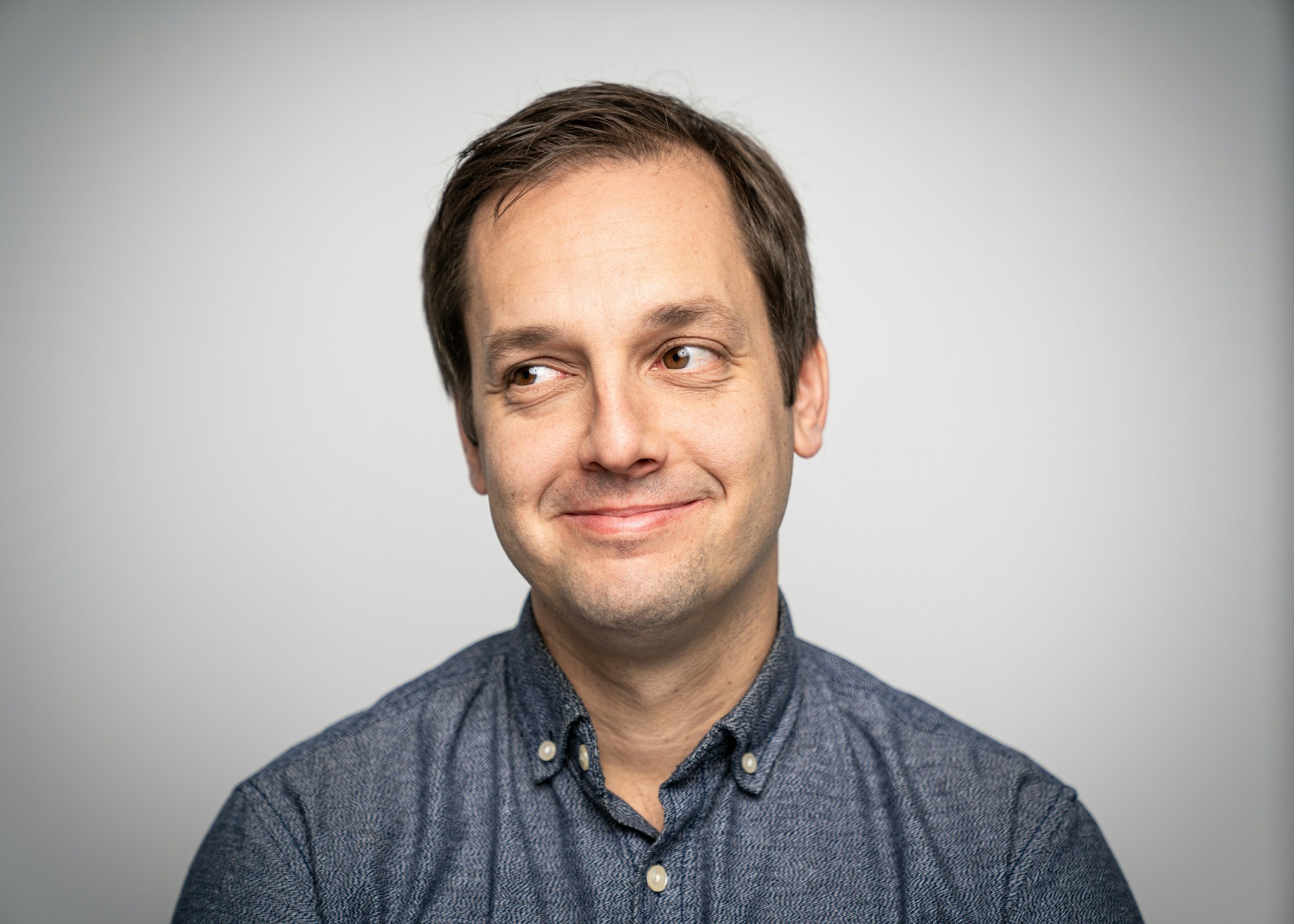 Ein Mann, der jemanden anlächelt | Quelle: Unsplash