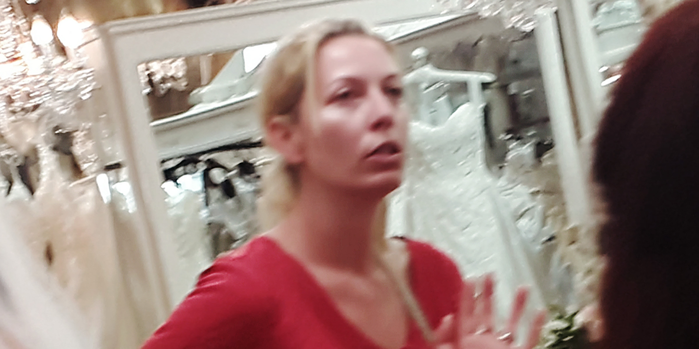 Eine besorgte Frau in einer Brautboutique | Quelle: The Celebritist