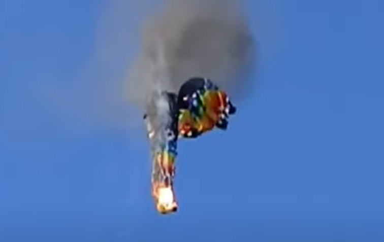 Heißluftballon stürzt ab, nachdem er während des Flugs Feuer gefangen hat, vom 23. Juni 2025 | Quelle: YouTube/@TODAY