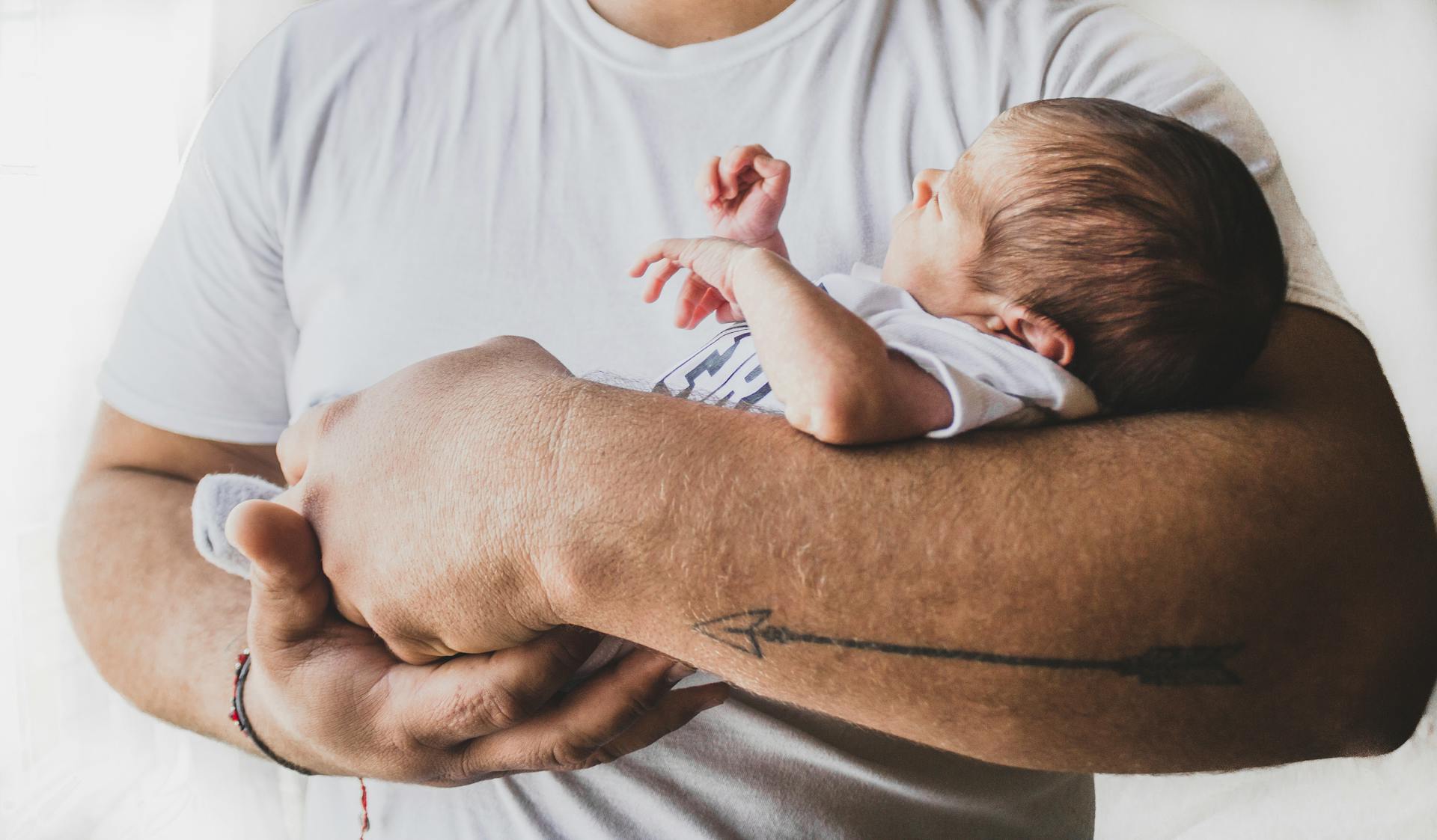 Ein Mann hält ein Baby | Quelle: Pexels