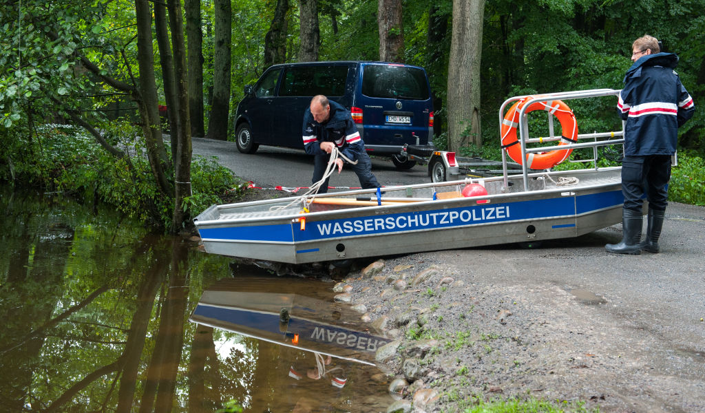 Die Polizei macht ein Boot mit einem Sonargerät fertig, um nach einer vermissten Mutter und ihrer Tochter in Buchholz in der Nordheide, Deutschland, zu suchen, 19. August 2015 | Quelle: Getty Images