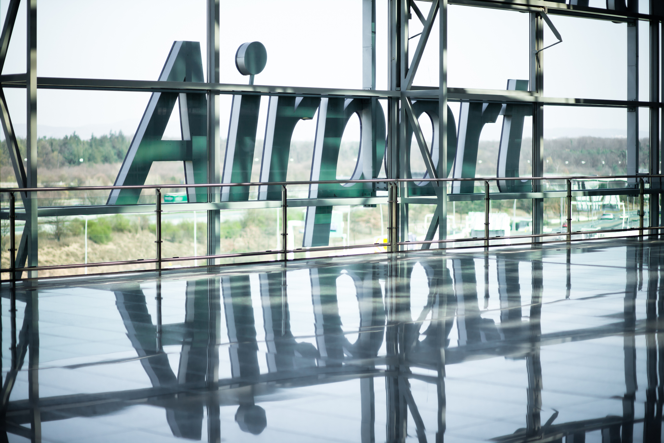 Im Fenster eines Terminals am Frankfurter Flughafen hängt ein Metallschild mit der Aufschrift „Airport“ | Quelle: Getty Images