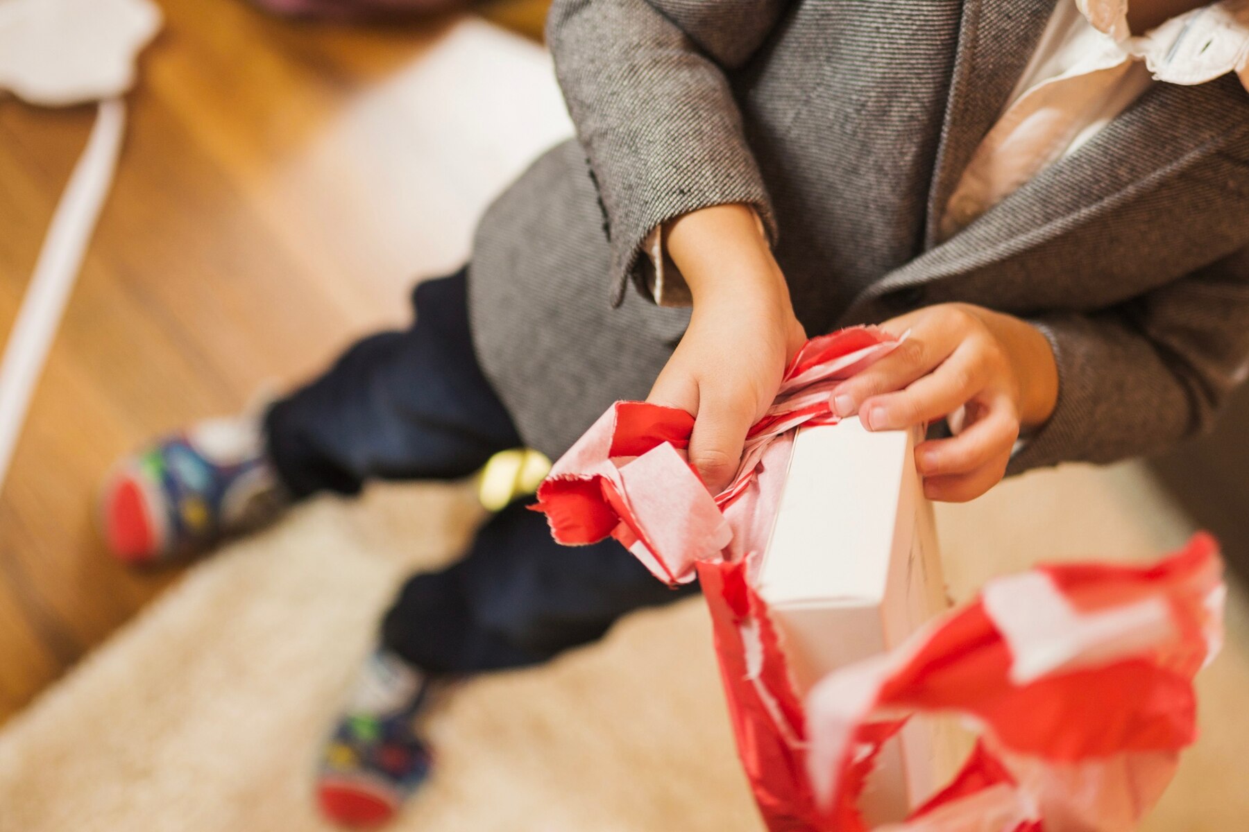 Das Auspacken der Geschenke | Quelle: Freepik