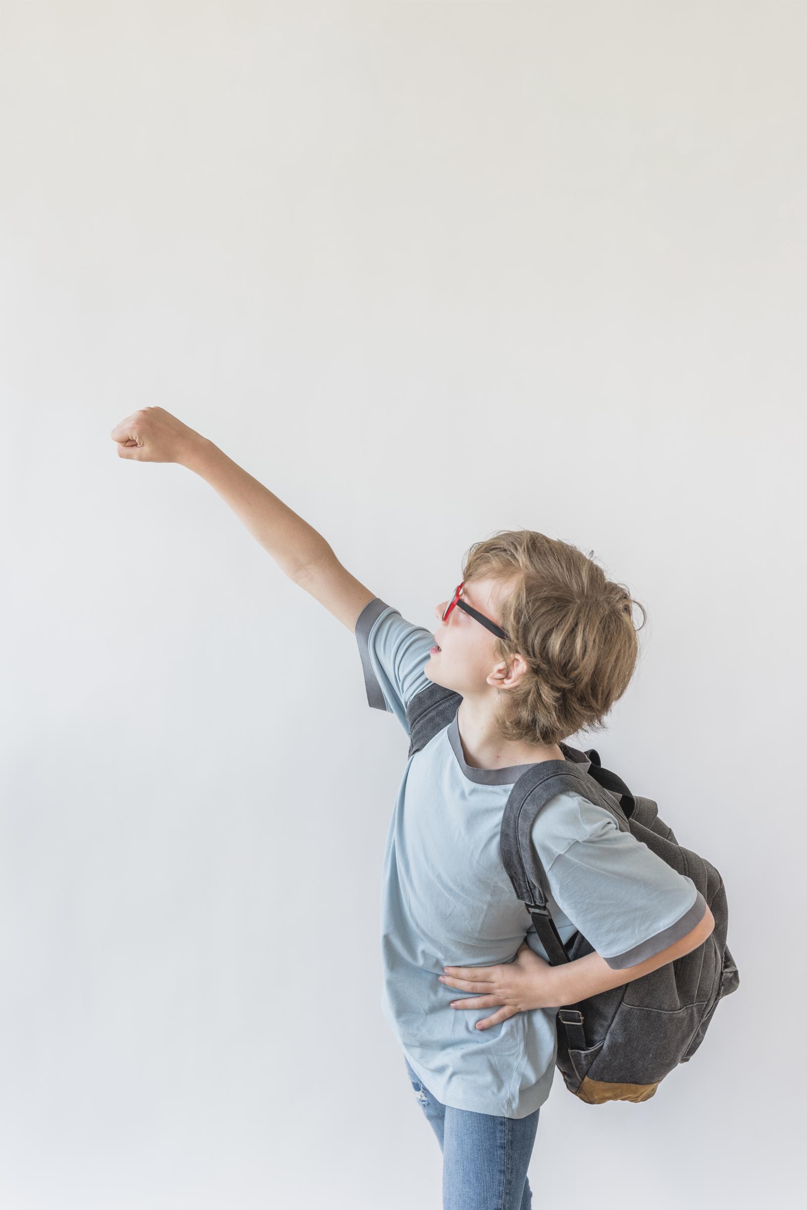 Seitenansicht eines kleinen Jungen mit seinem Rucksack | Quelle: Freepik
