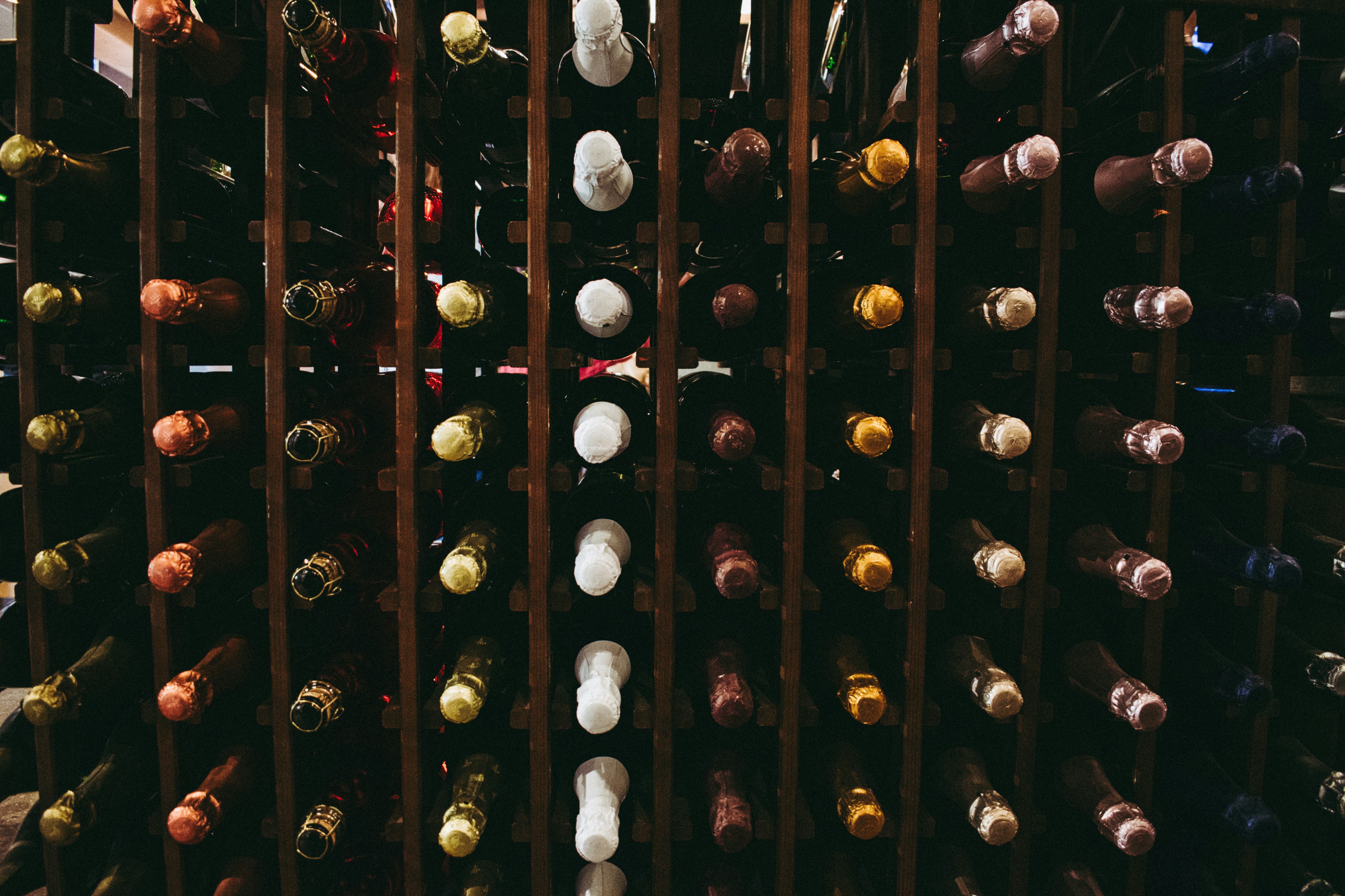 Ein Weinregal | Quelle: Unsplash