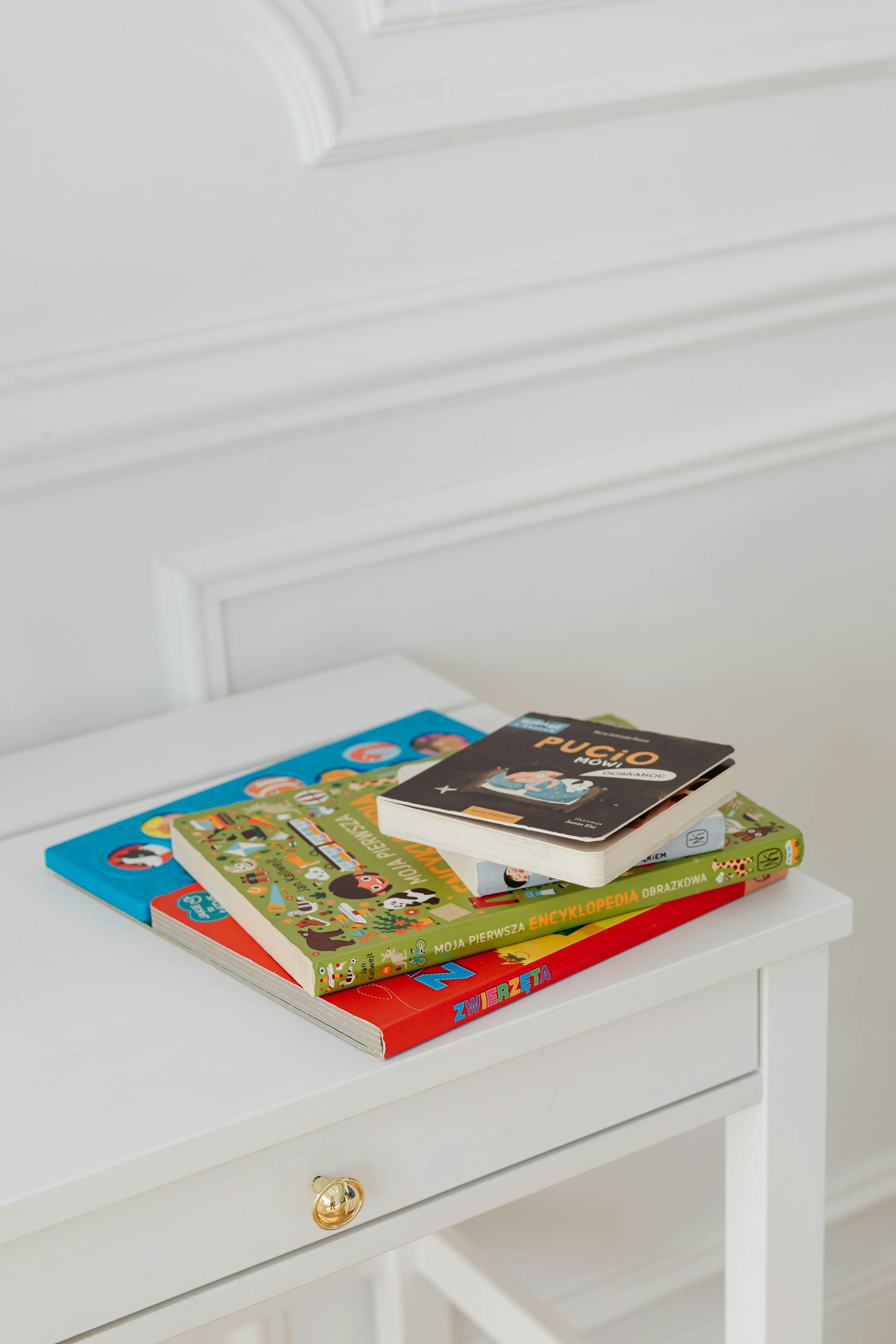 Babybücher auf einem Tisch | Quelle: Pexels