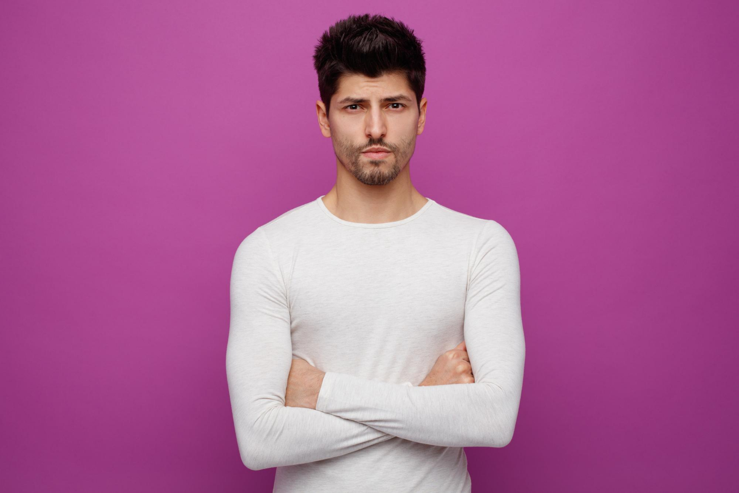 Ein Mann mit verschränkten Armen | Quelle: Freepik