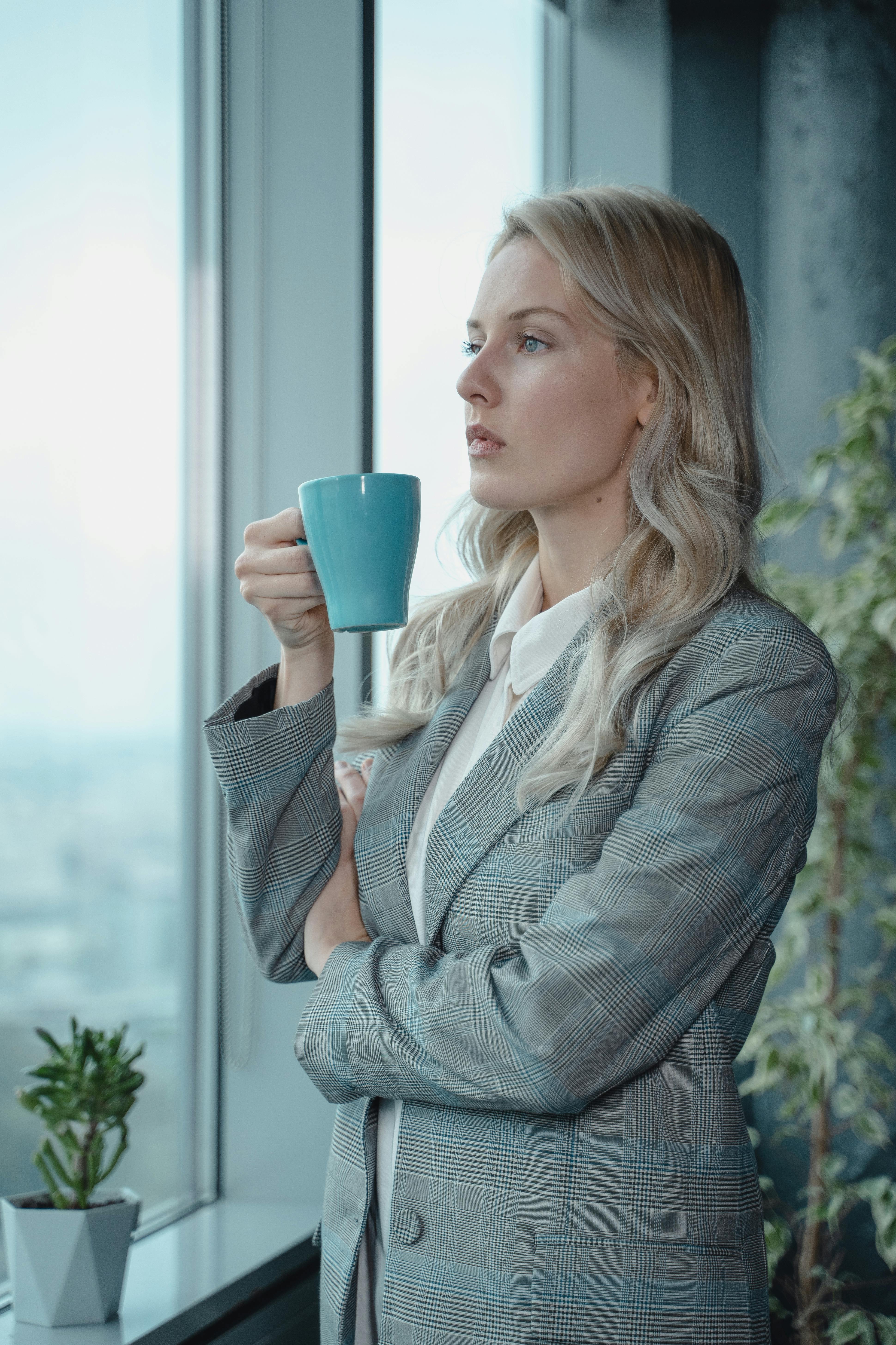 Eine in Gedanken versunkene Frau | Quelle: Pexels
