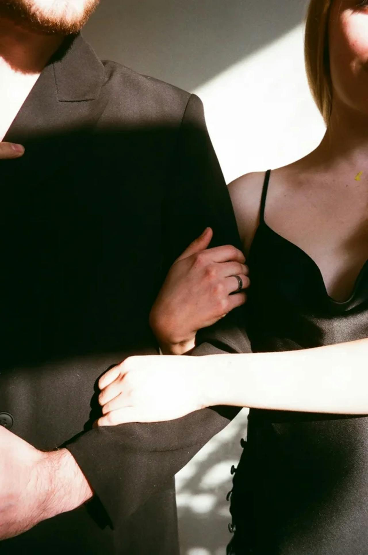 Eine Frau, die die Arme eines Mannes hält | Quelle: Pexels