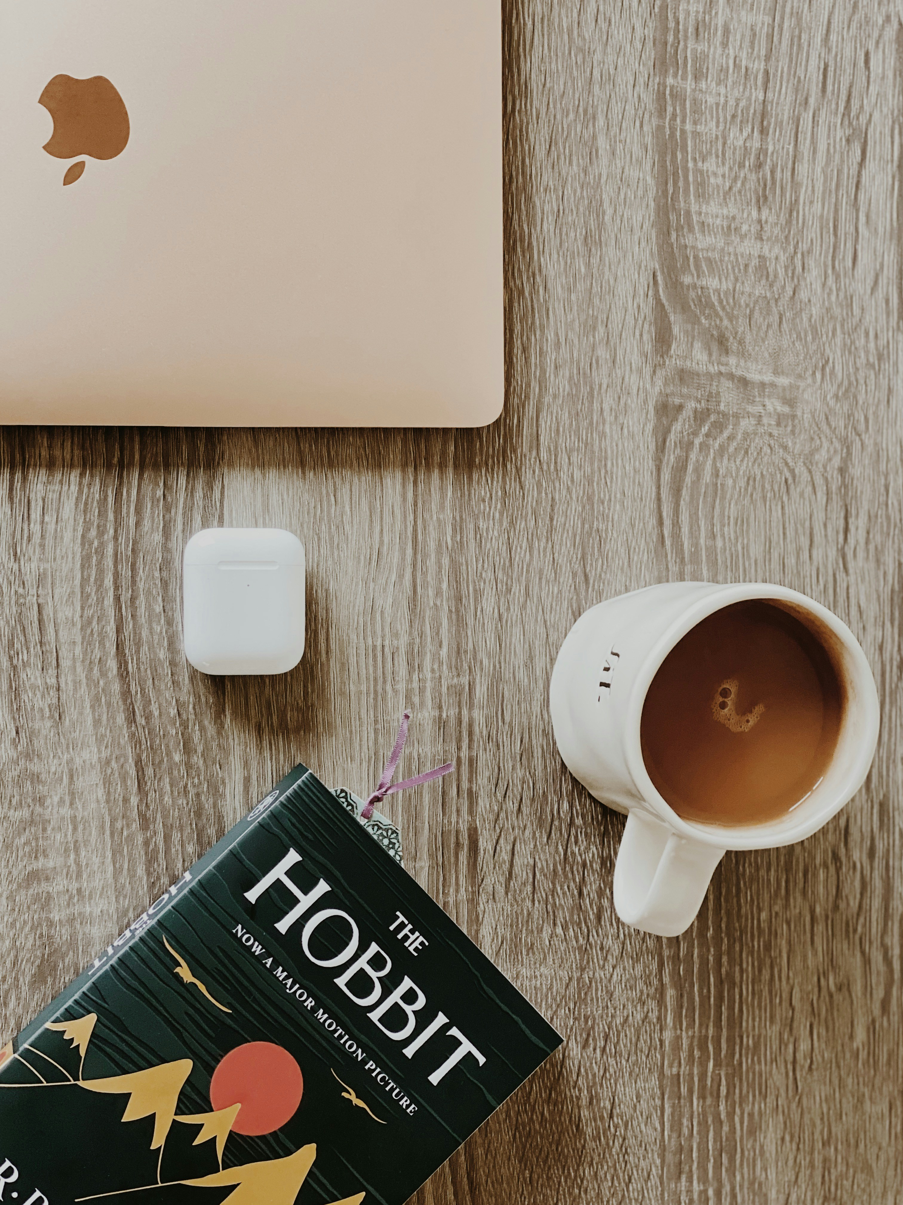 Ein Buch auf einem Tisch | Quelle: Unsplash