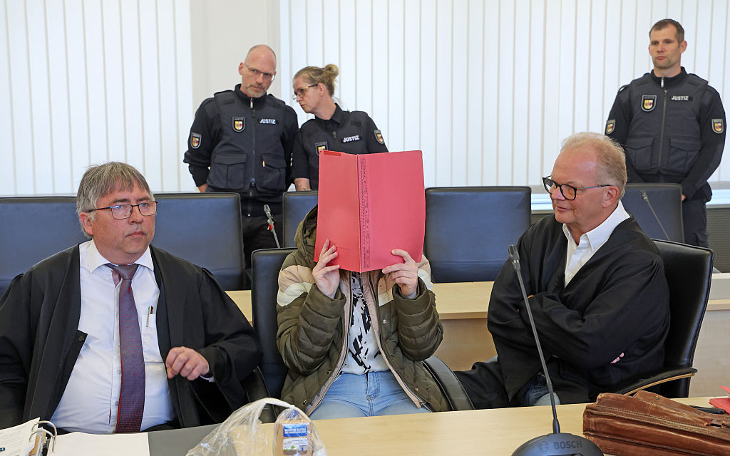 28. April 2026, Mecklenburg-Vorpommern, Rostock: Andreas Ohm (v. l. n. r.), Rechtsanwalt, der Angeklagte und Thomas Löcker, Rechtsanwalt, warten im Gerichtssaal des Landgerichts auf den Beginn des Mordprozesses im Fall Fabian. | Quelle: Getty Images