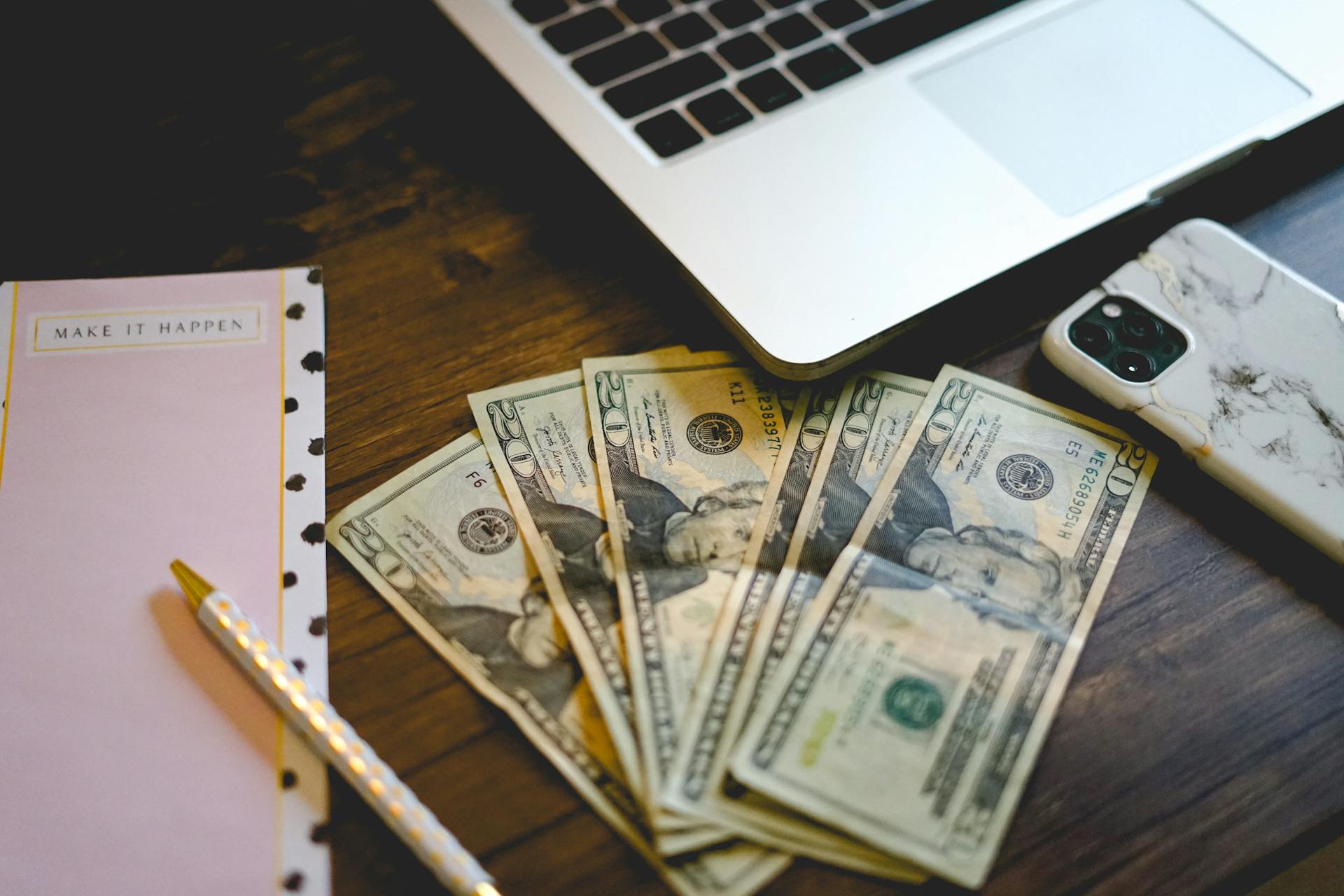 Geld auf einem Tisch | Quelle: Pexels