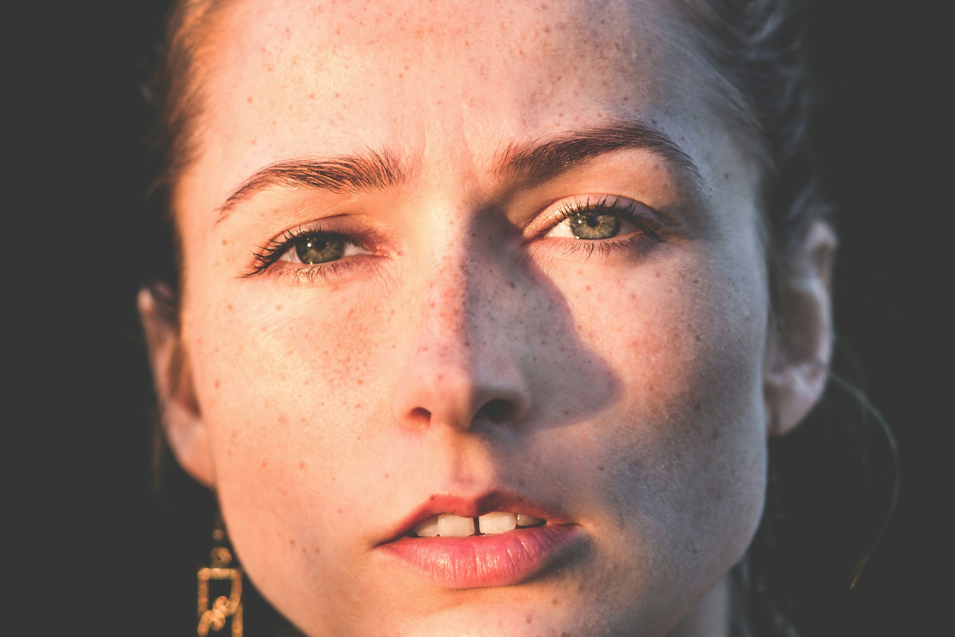Eine verwirrt aussehende Frau | Quelle: Unsplash