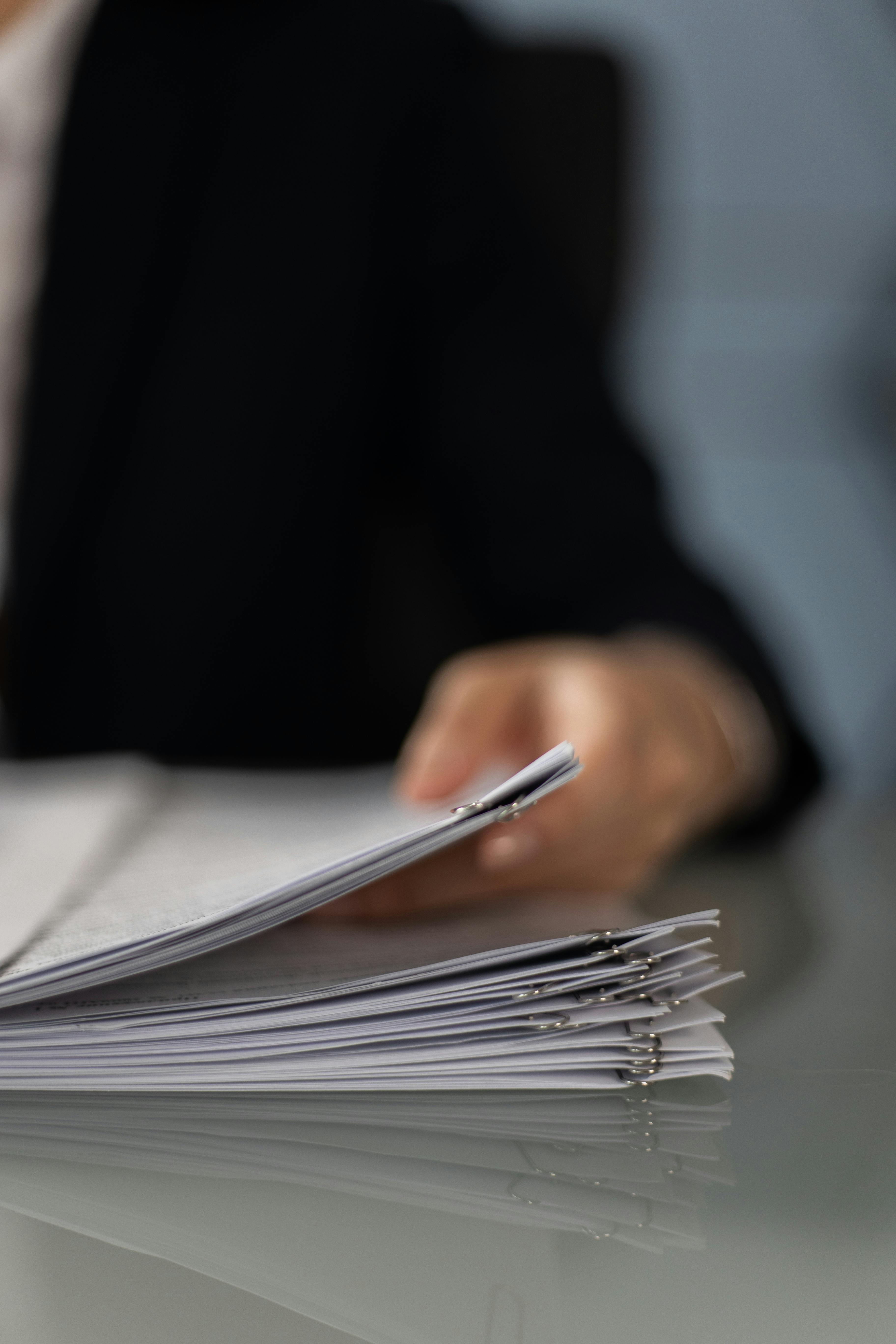 Nahaufnahme einer Person mit Papierkram | Quelle: Pexels