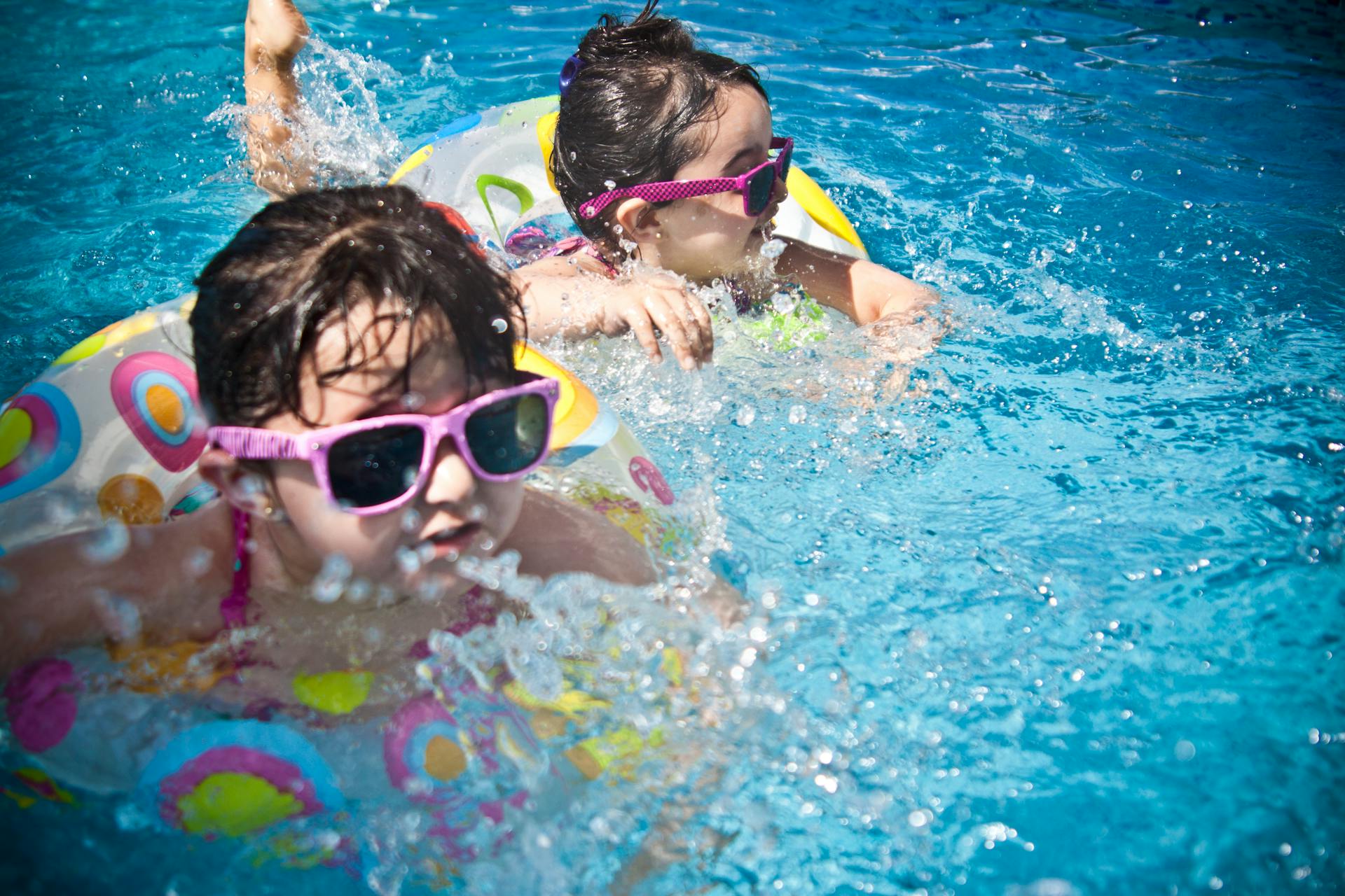 Kinder, die sich in einem Schwimmbad vergnügen | Quelle: Pexels