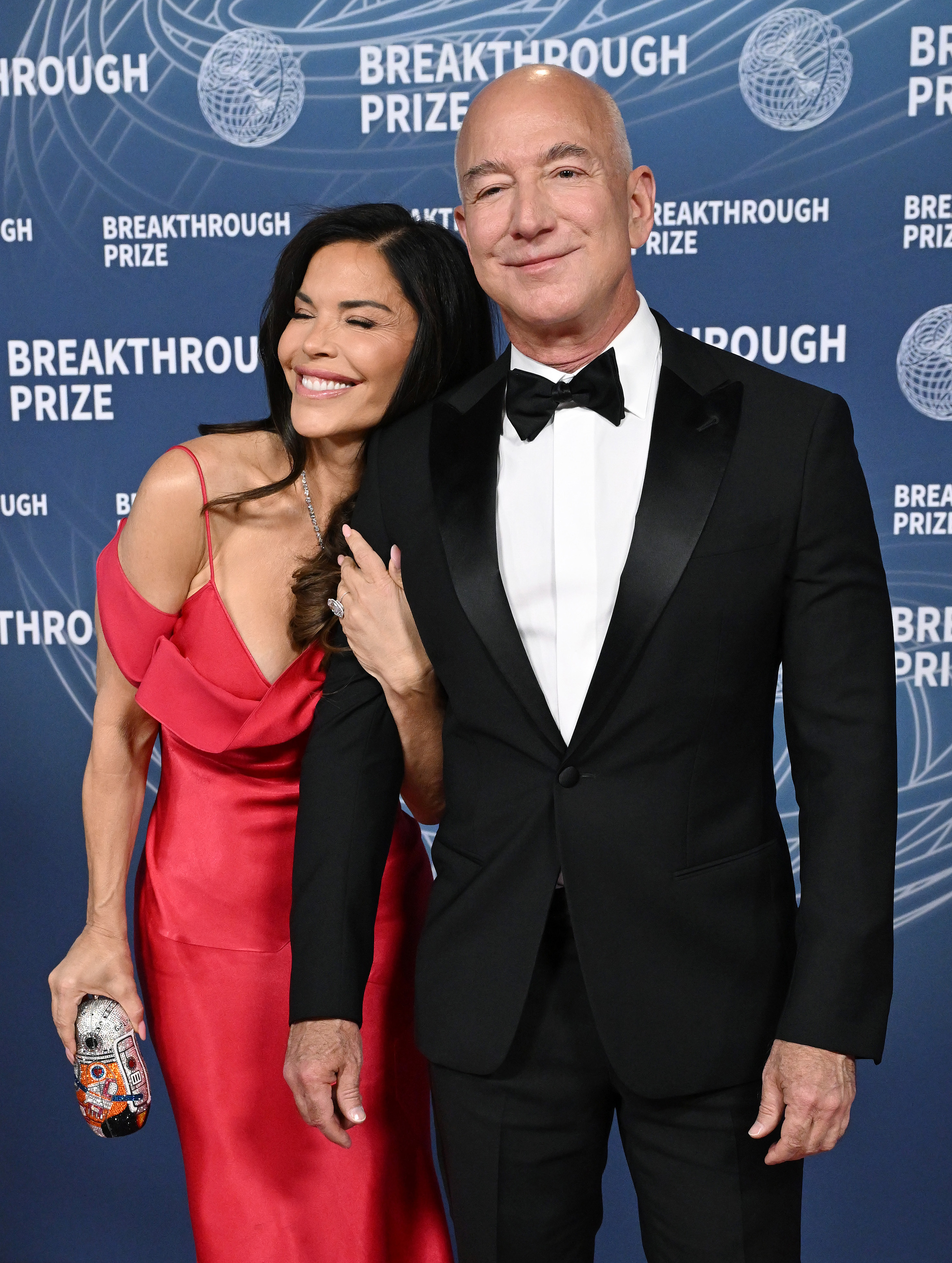 Lauren Sanchez und Jeff Bezos teilen einen lichten Moment auf dem roten Teppich bei der 11. Breakthrough Prize Ceremony im Barker Hangar am 5. April 2025 in Santa Monica, Kalifornien | Quelle: Getty Images