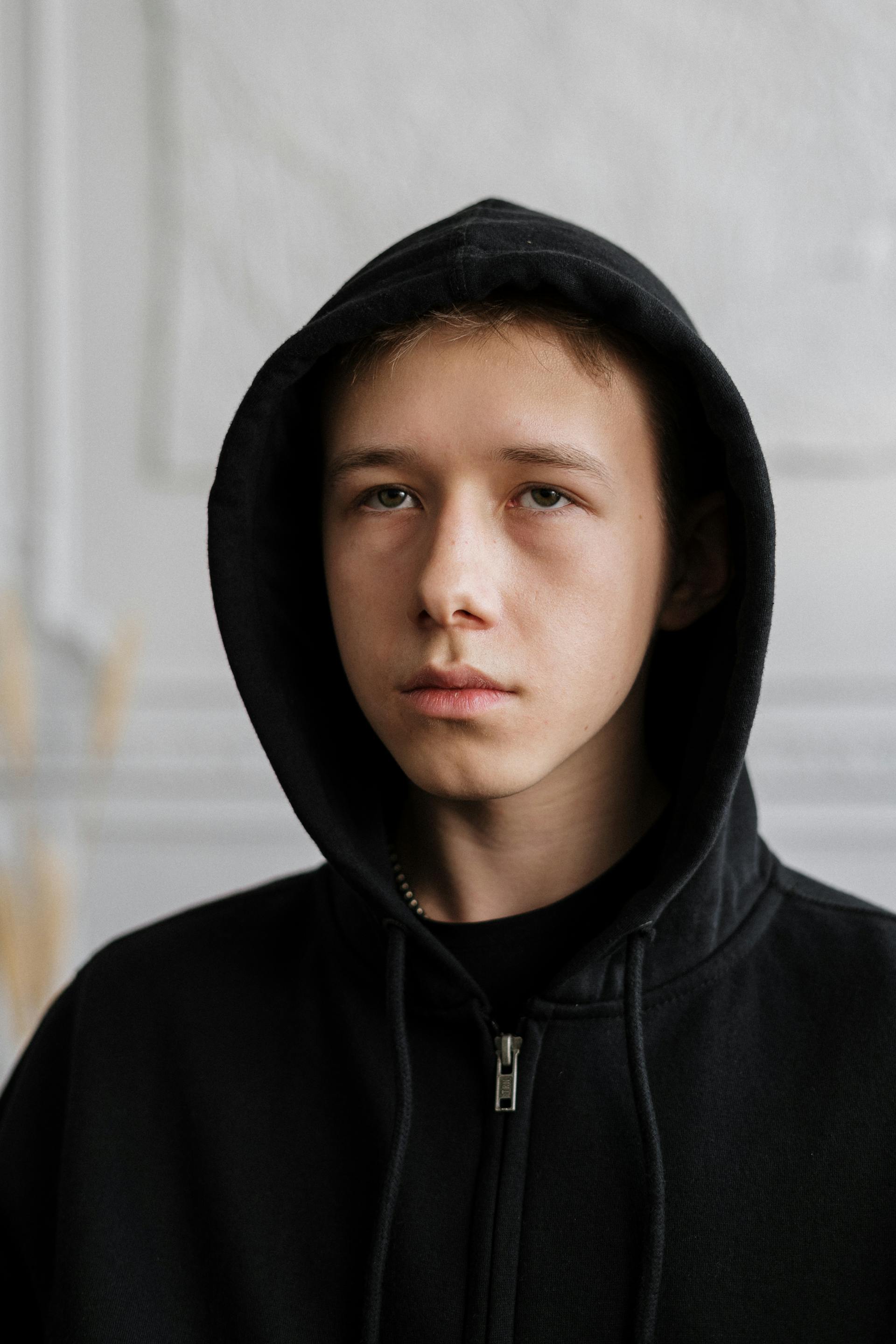 Ein Teenager, der einen Hoodie trägt | Quelle: Pexels