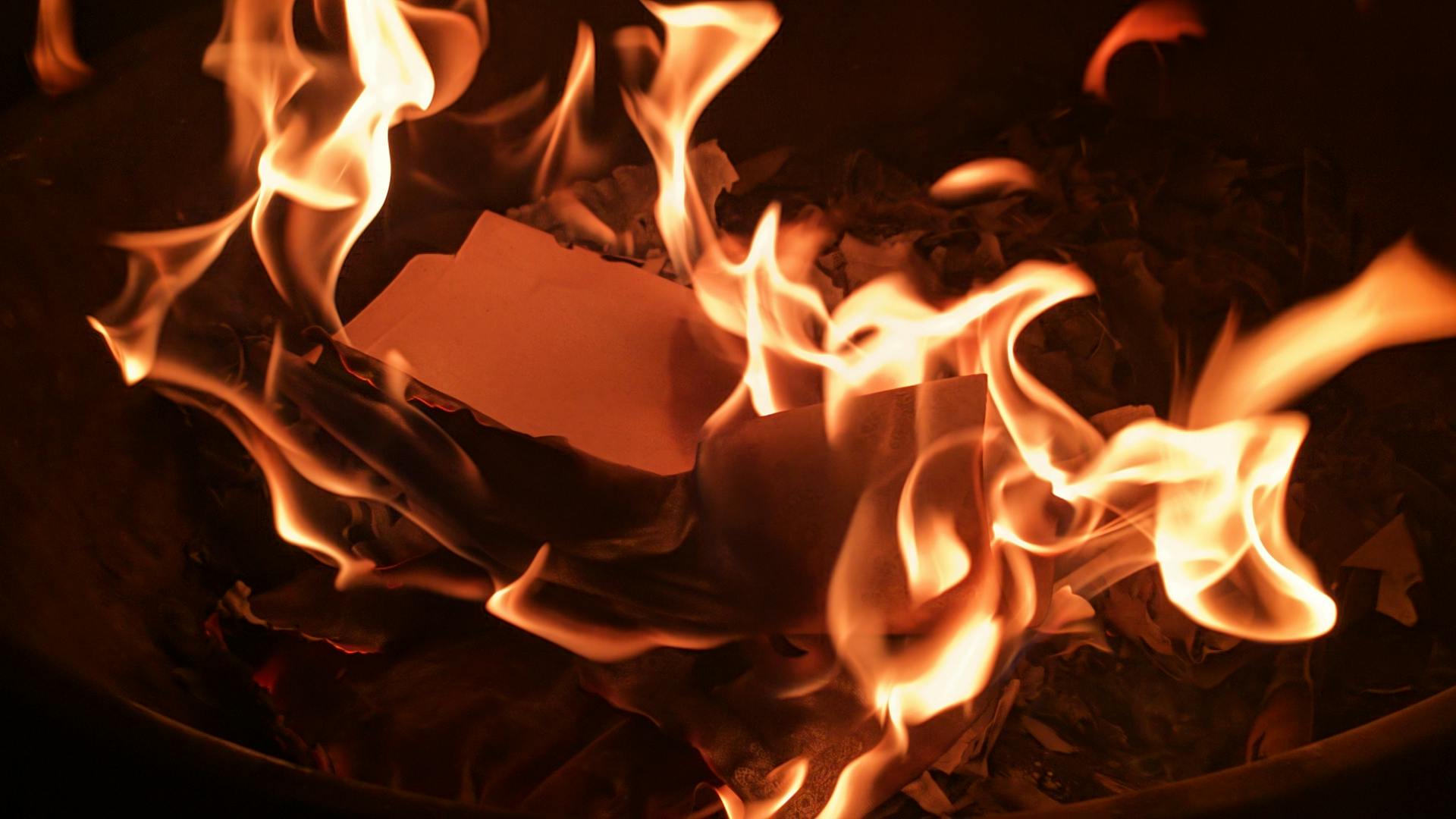 Flammen verschlingen einen Haufen brennendes Papier | Quelle: Pexels