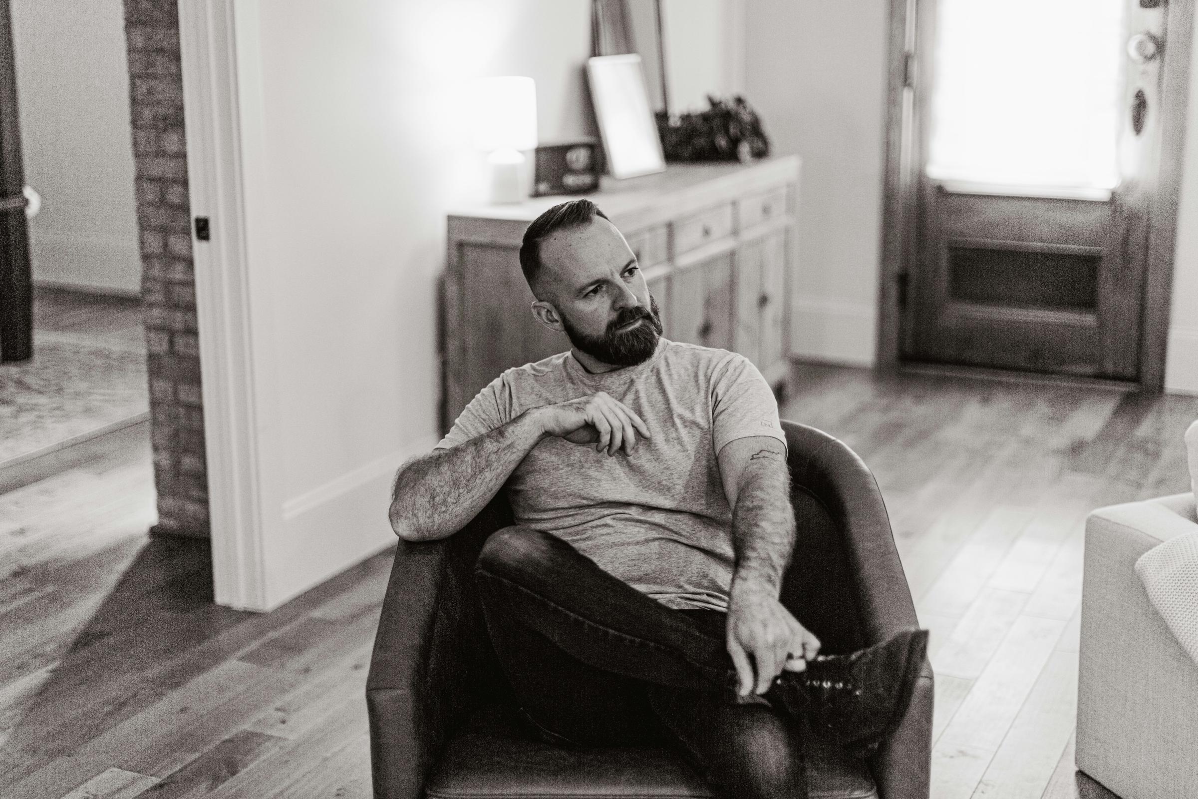 Ein Mann sitzt auf einer Couch | Quelle: Unsplash