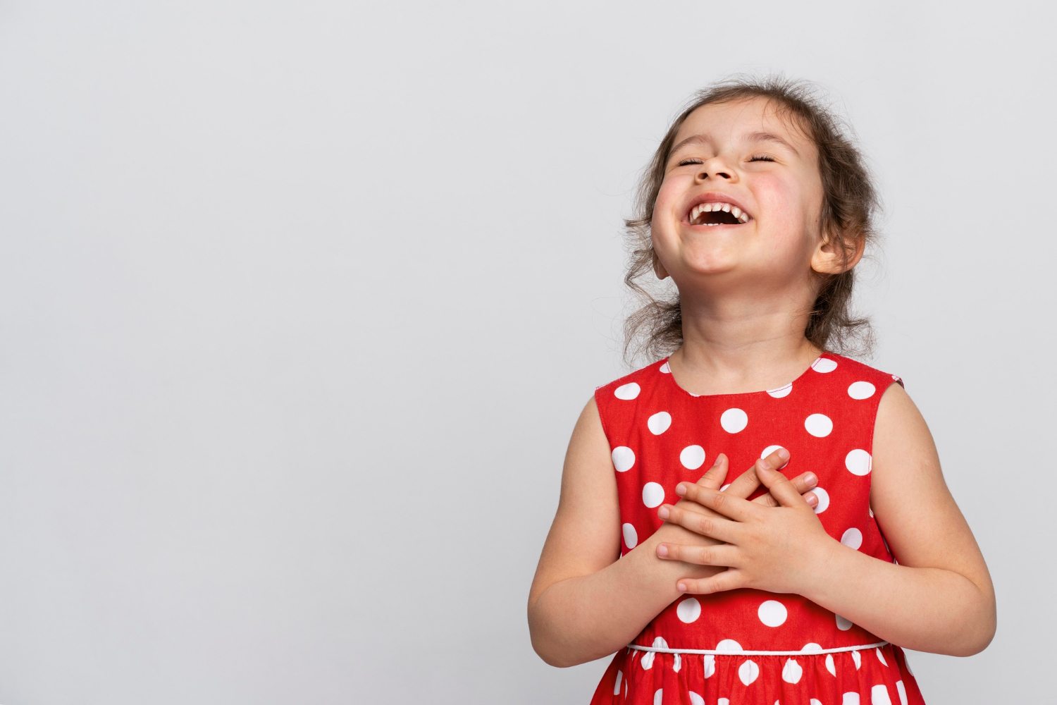 Ein kleines Mädchen lacht | Quelle: Freepik